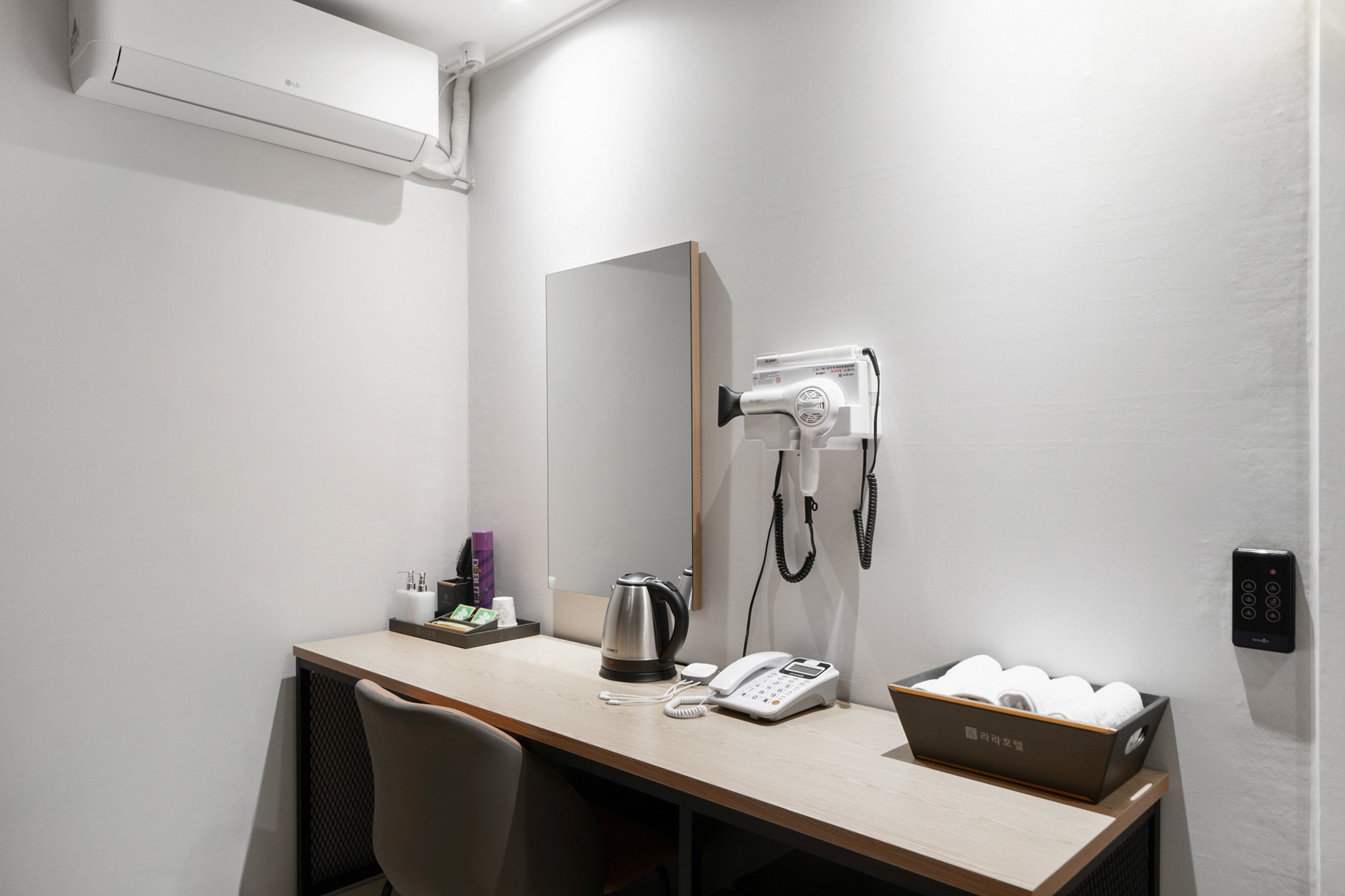 room detail thumbnail 2