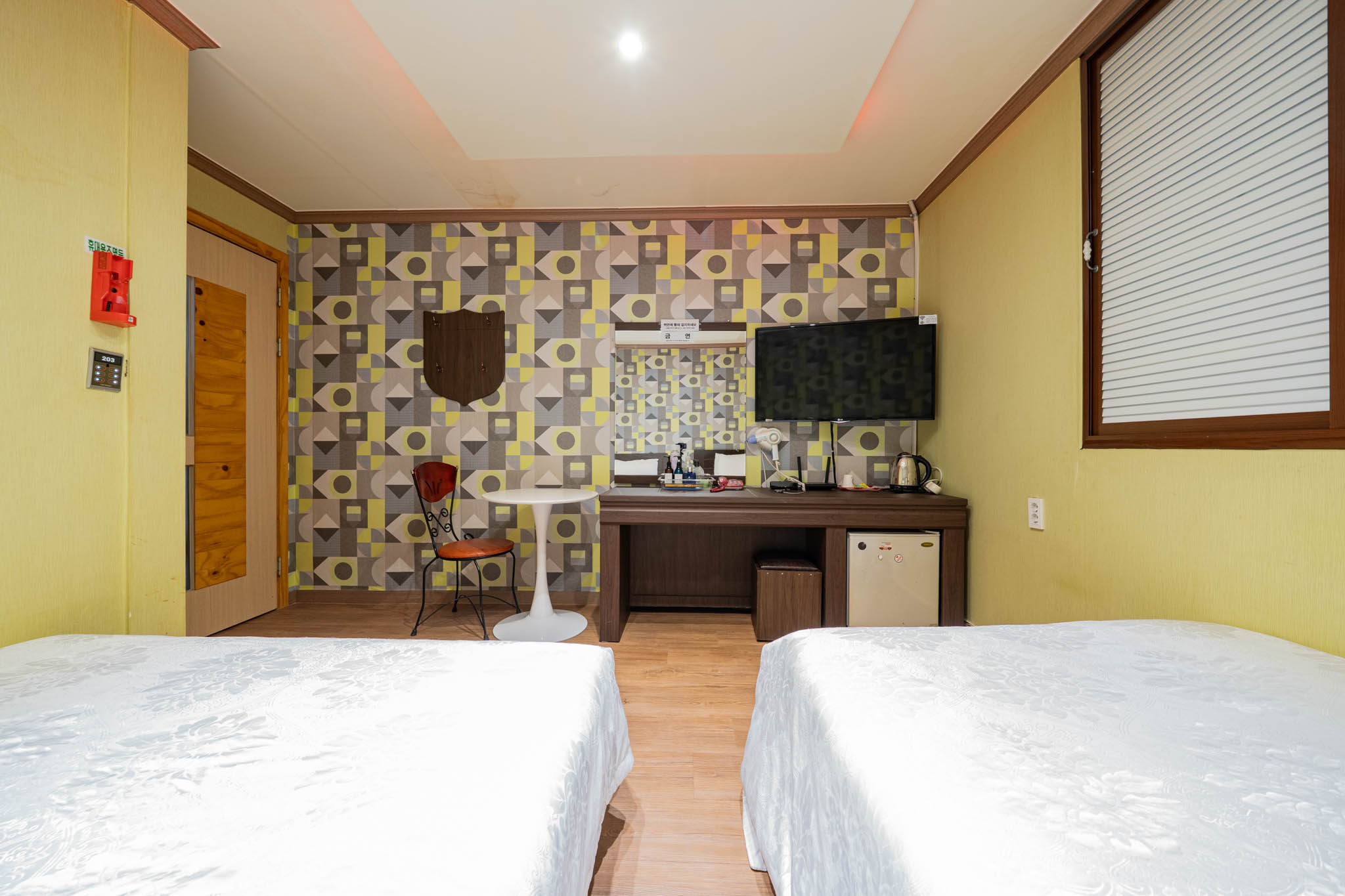 room detail thumbnail 2