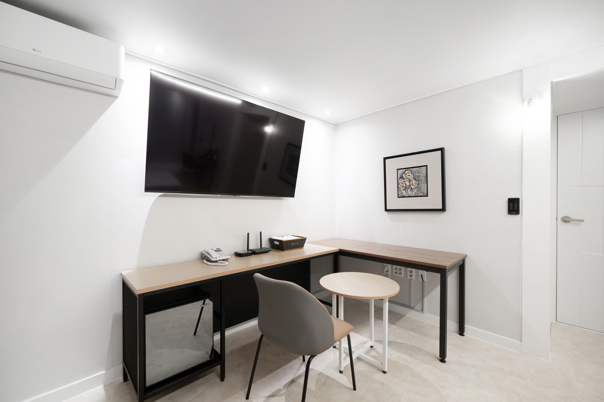 room detail thumbnail 2