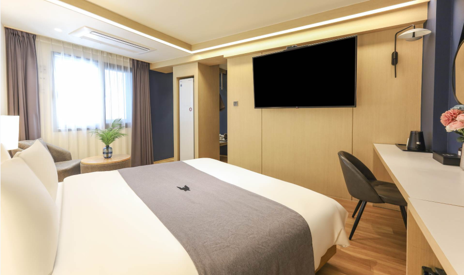 room detail thumbnail 1