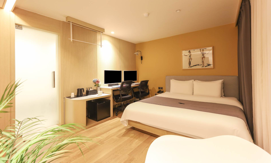 room detail thumbnail 2