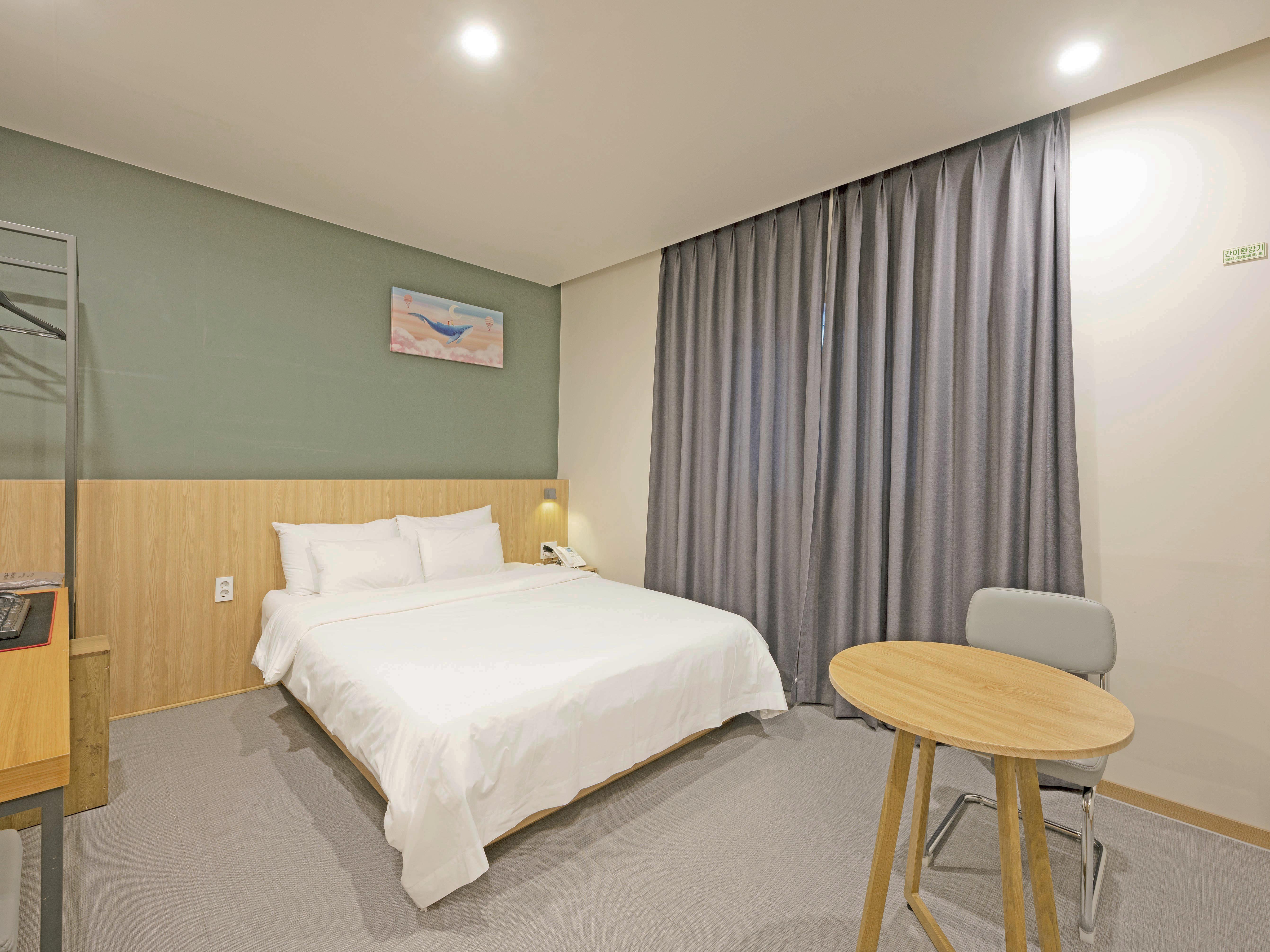 room detail thumbnail 1