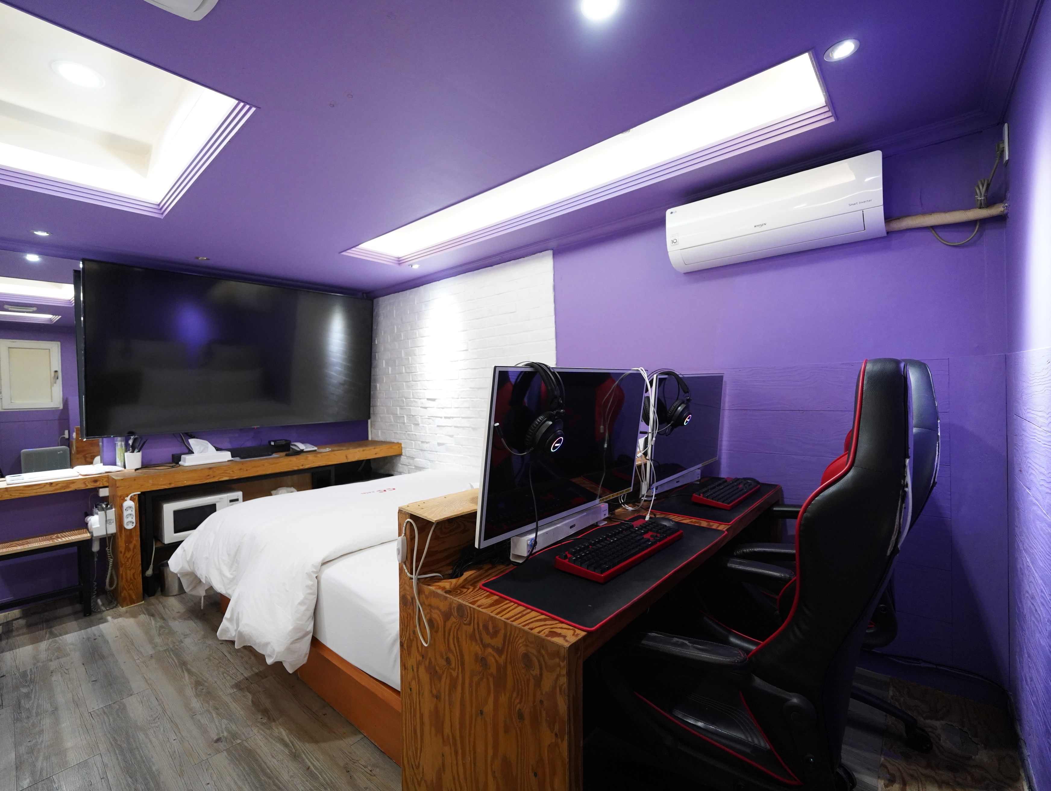 room detail thumbnail 2