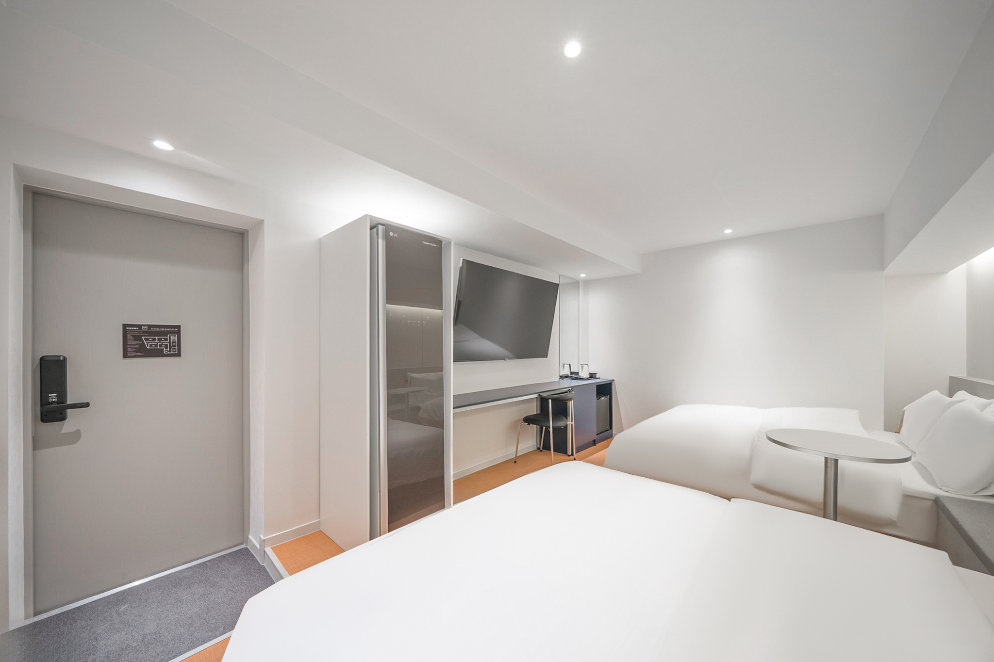 room detail thumbnail 2