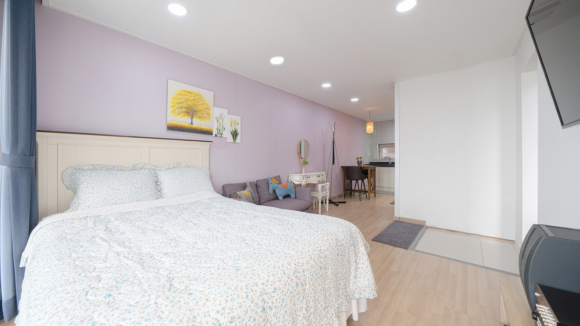 room detail thumbnail 1
