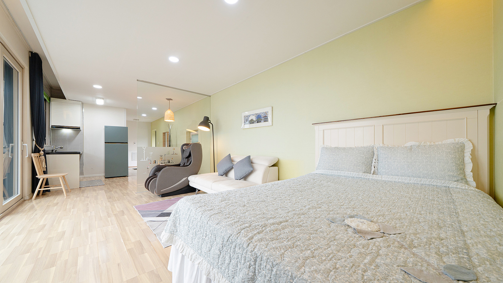 room detail thumbnail 2