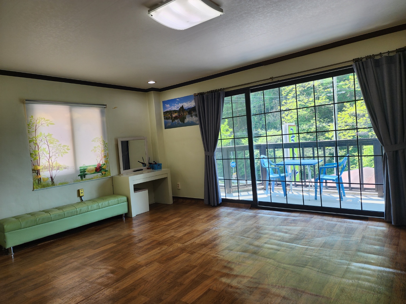 room detail thumbnail 1