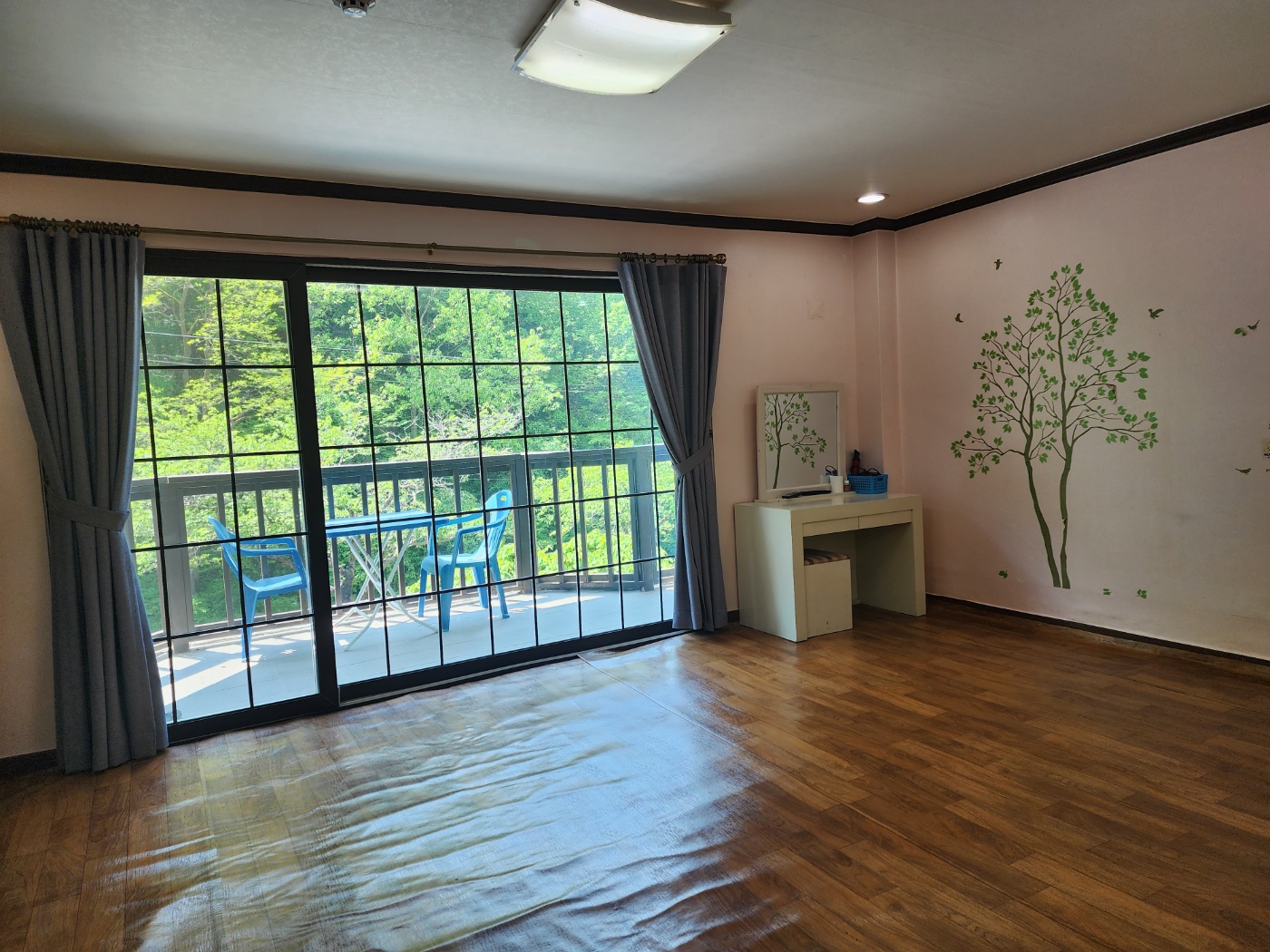 room detail thumbnail 2