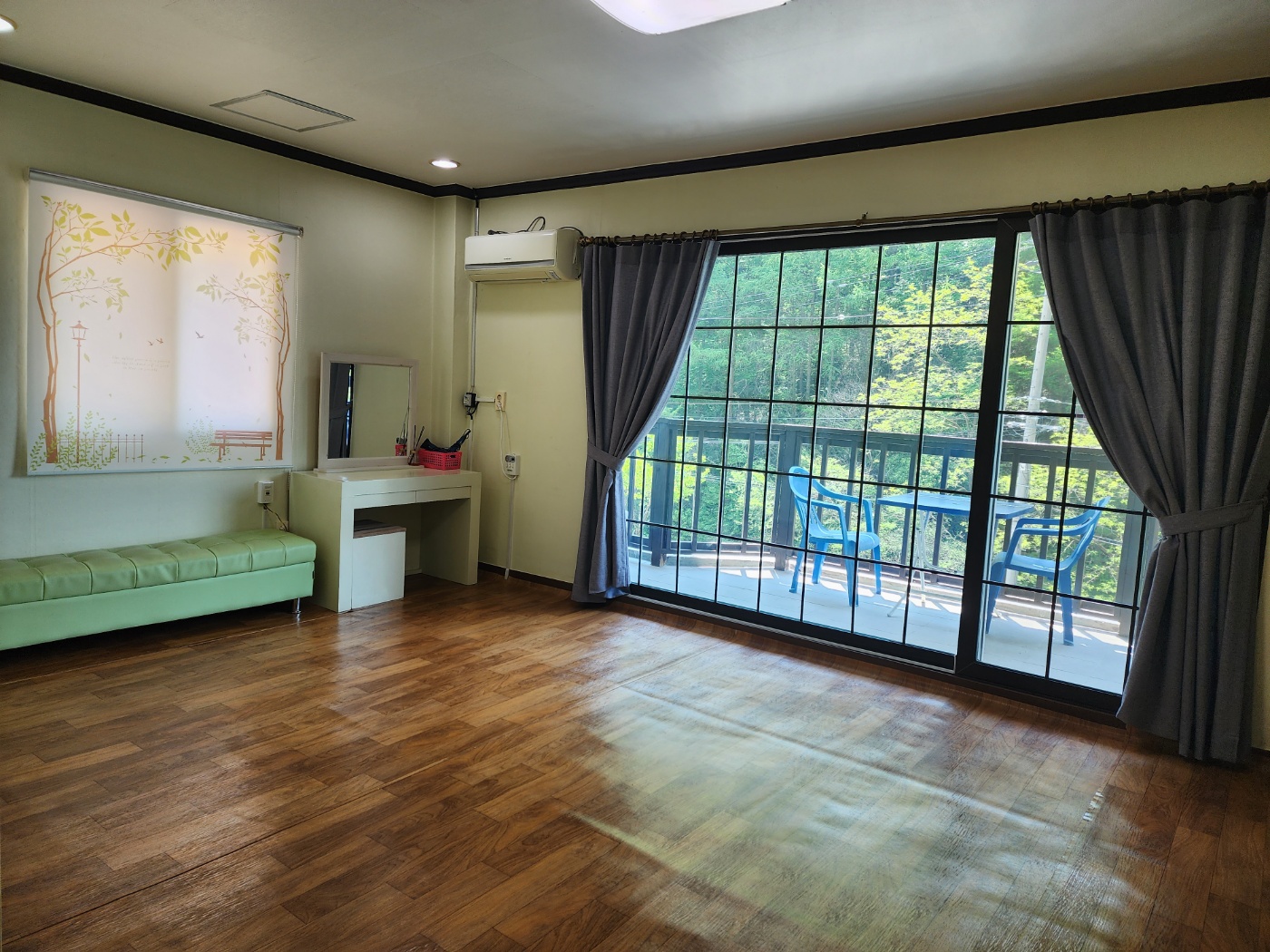 room detail thumbnail 2