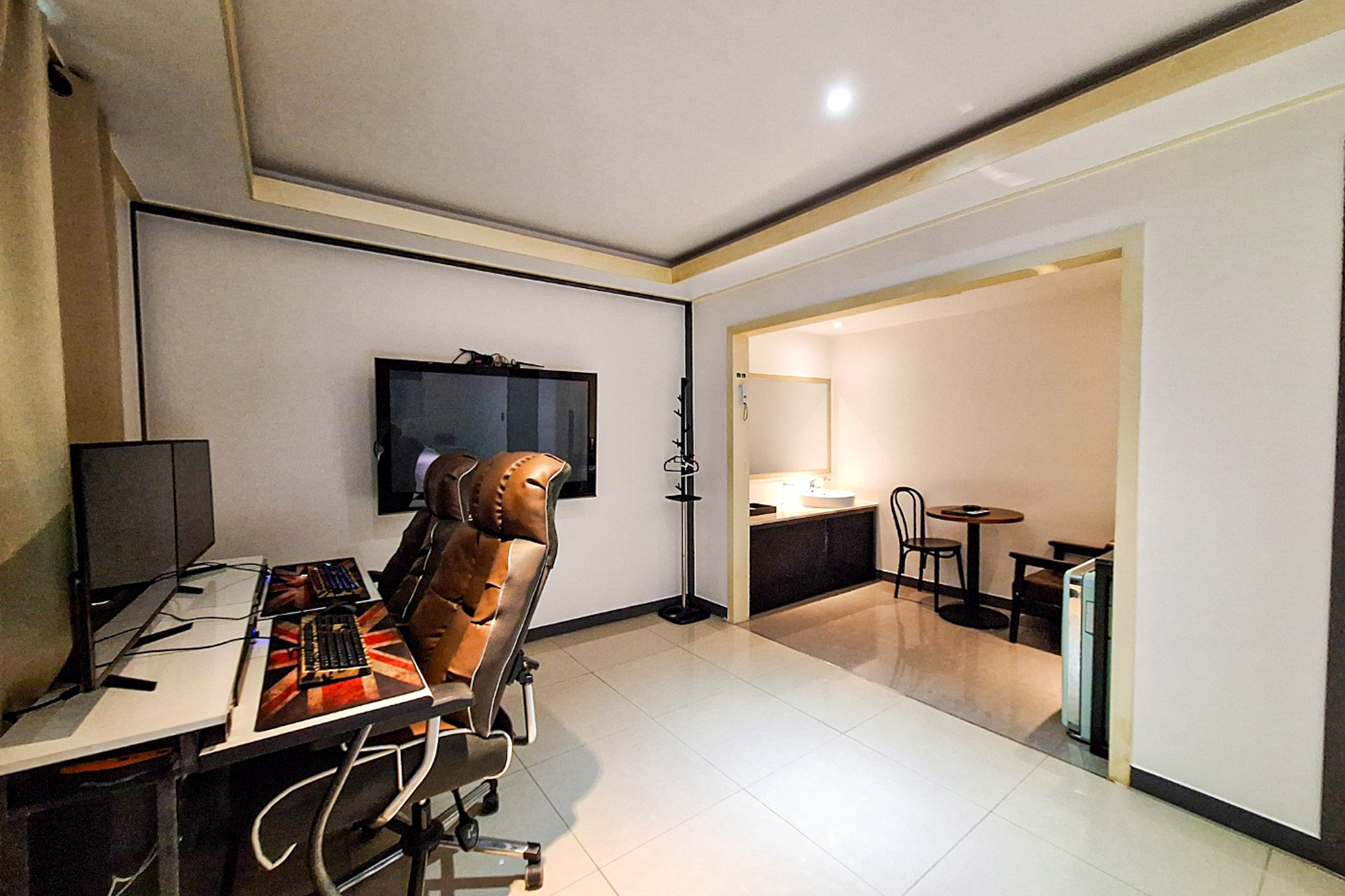 room detail thumbnail 2