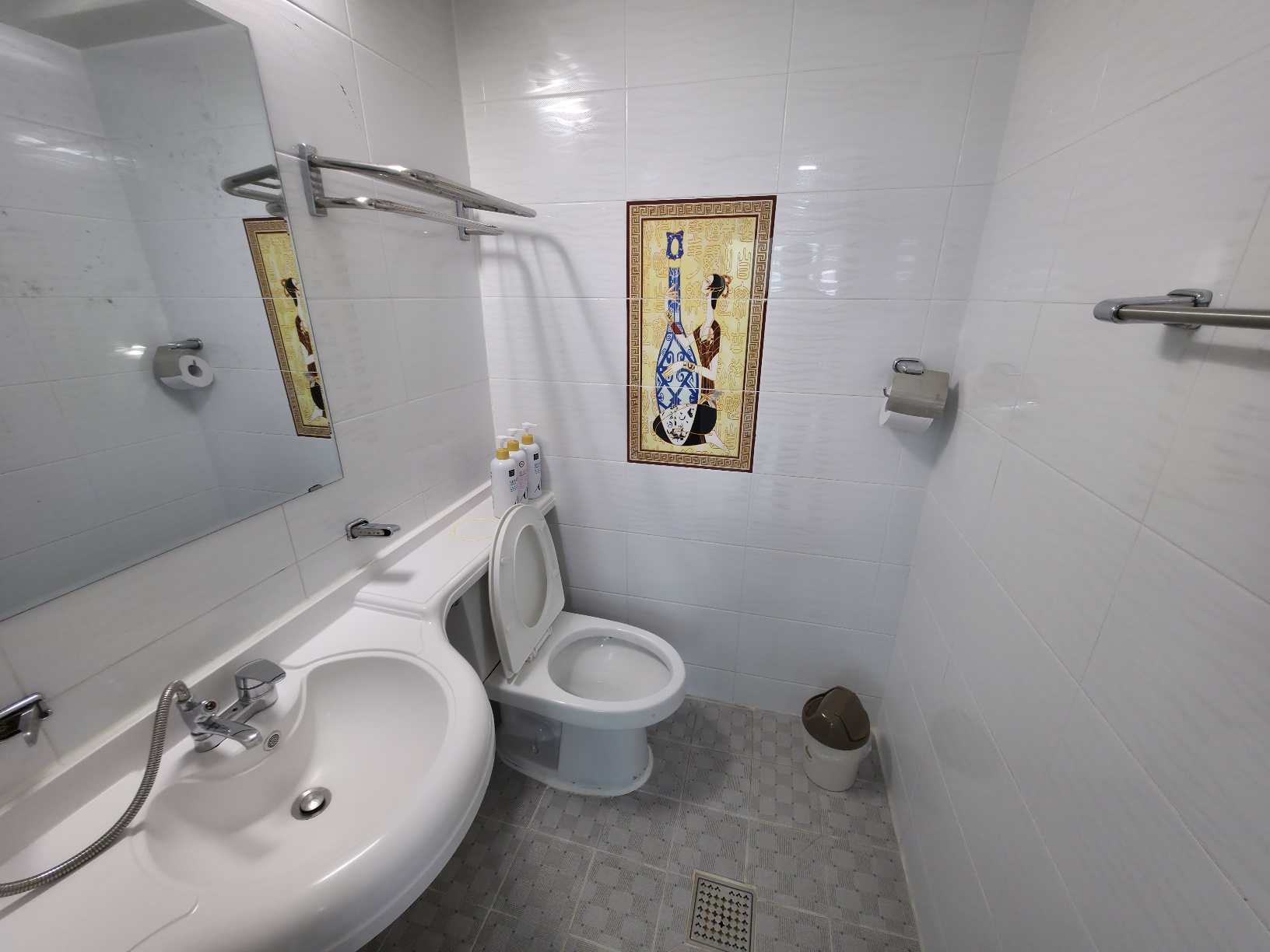 room detail thumbnail 2