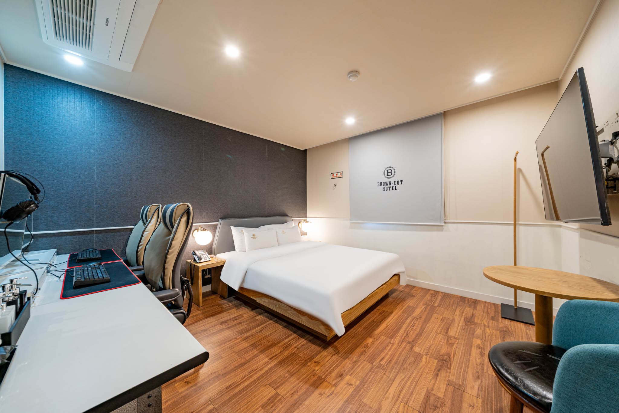 room detail thumbnail 1