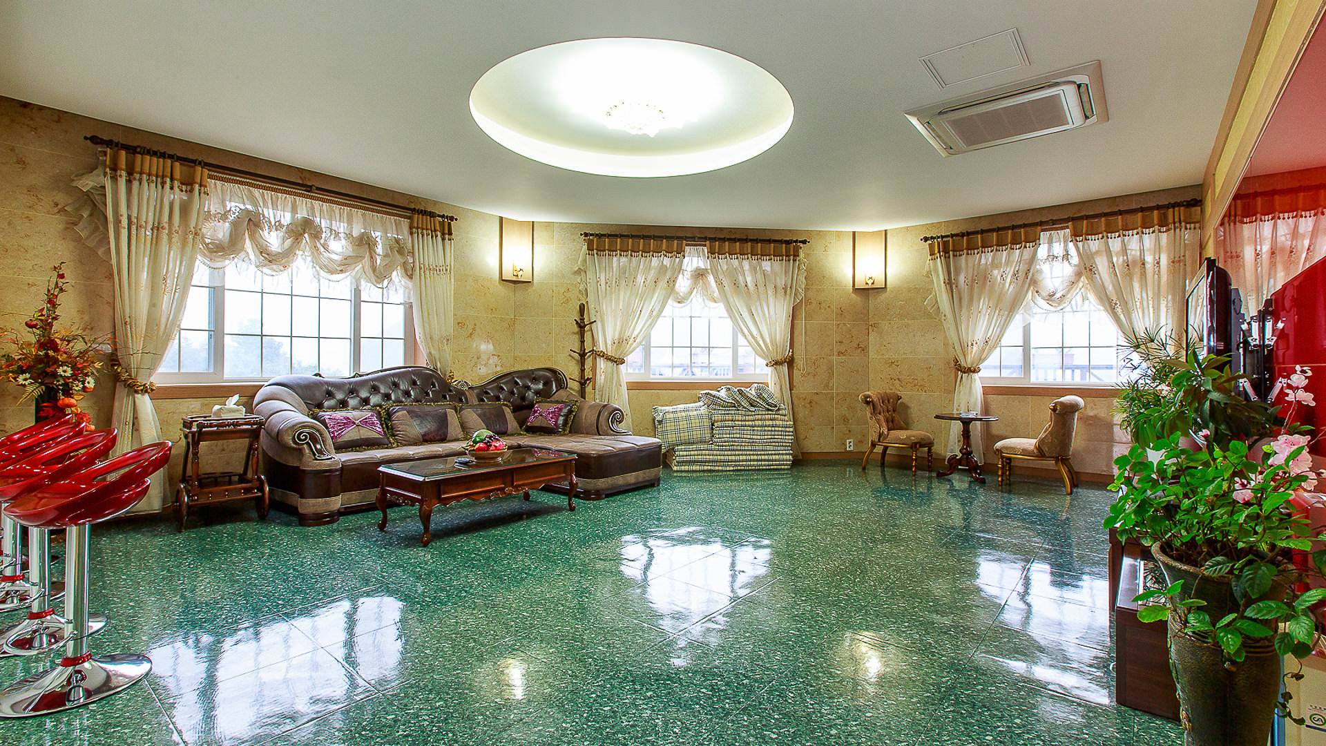 room detail thumbnail 1