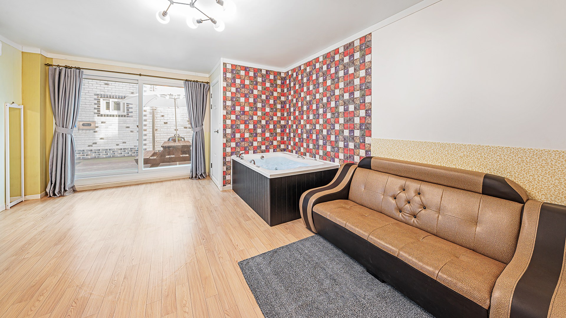 room detail thumbnail 1