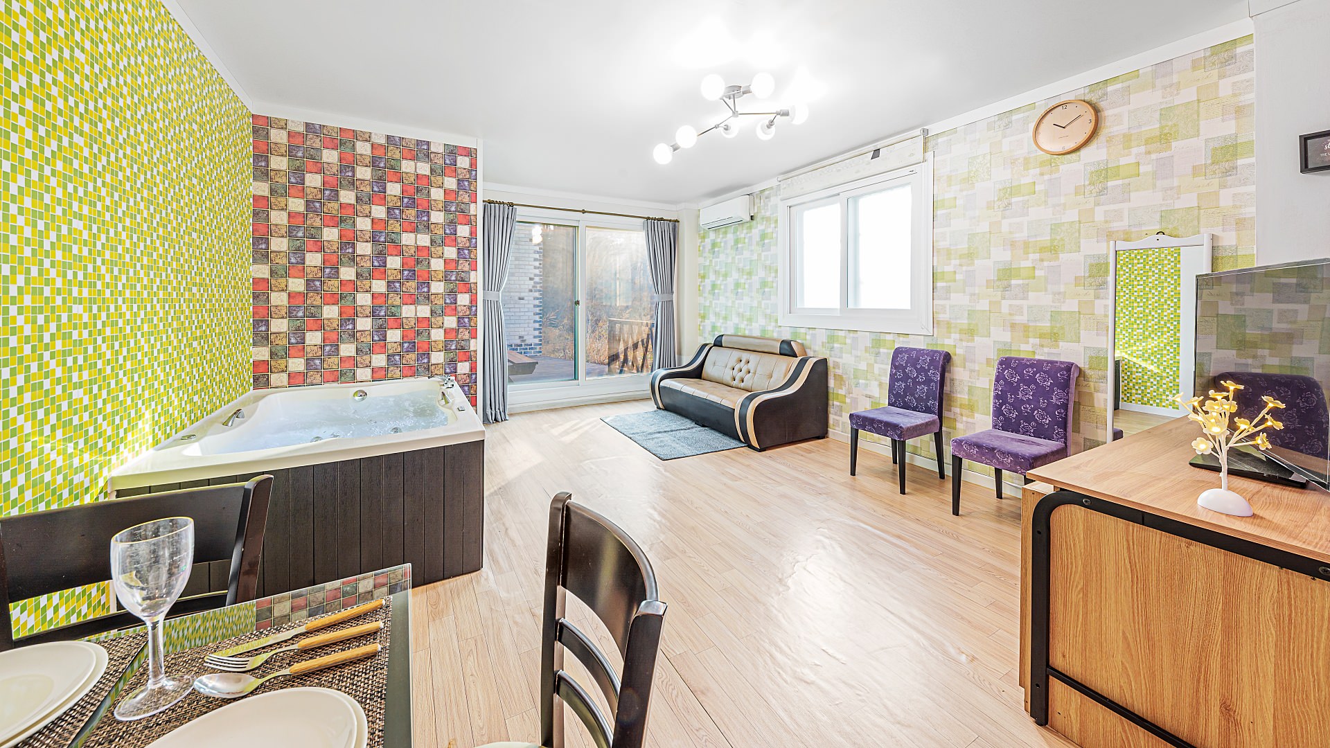 room detail thumbnail 2