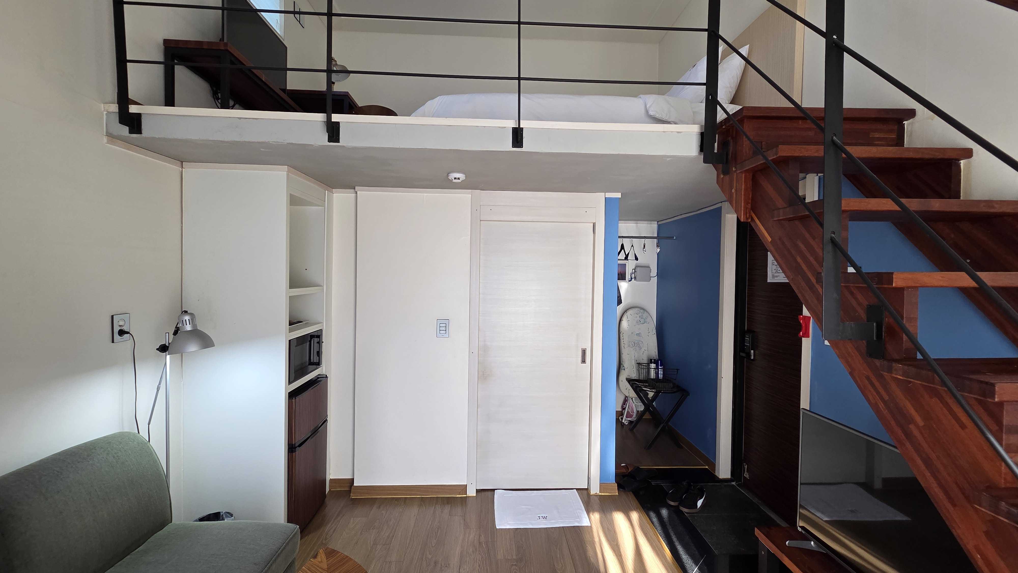 room detail thumbnail 2