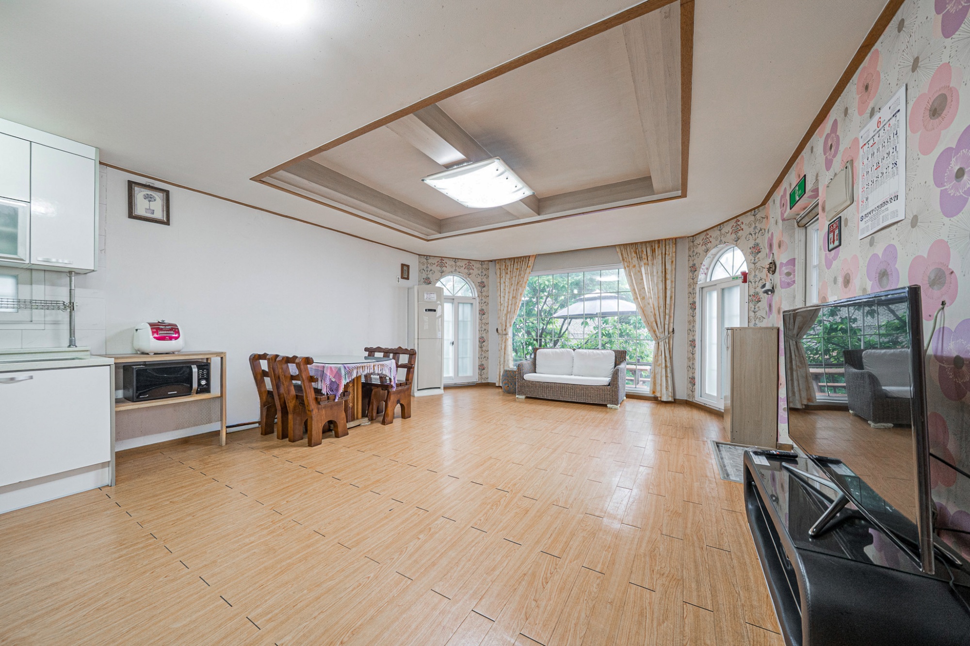 room detail thumbnail 2