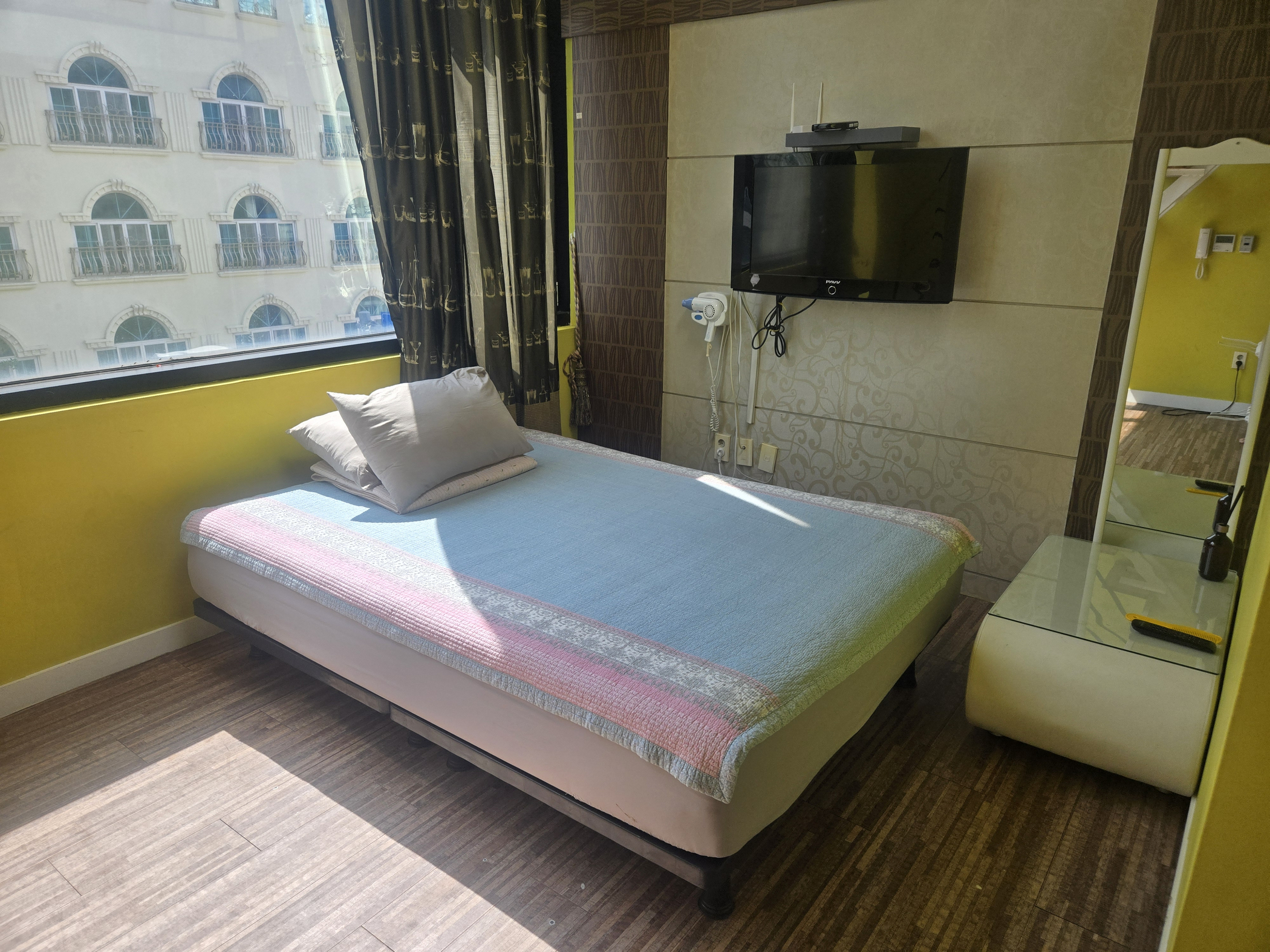 room detail thumbnail 1