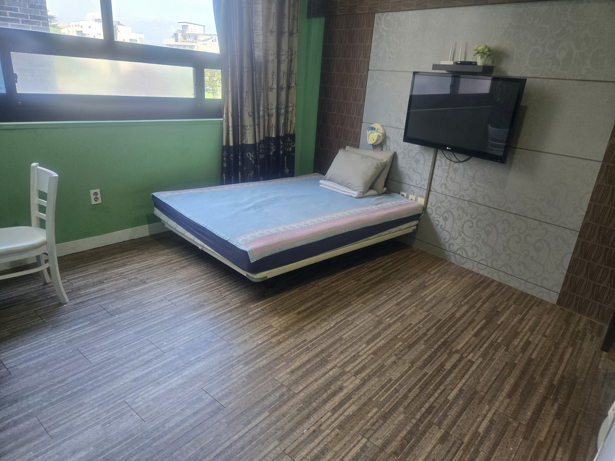 room detail thumbnail 0