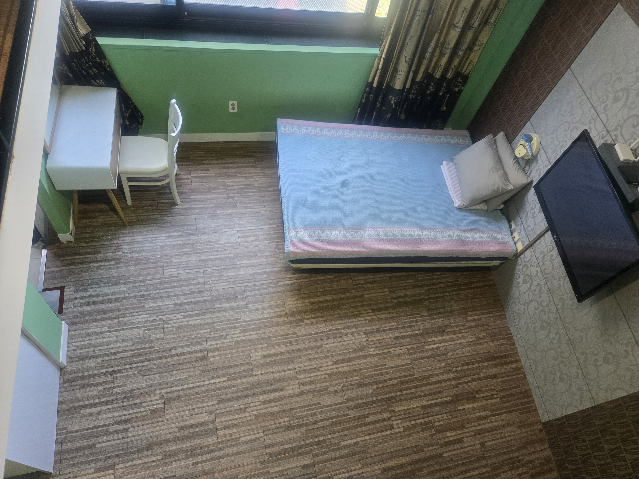 room detail thumbnail 1