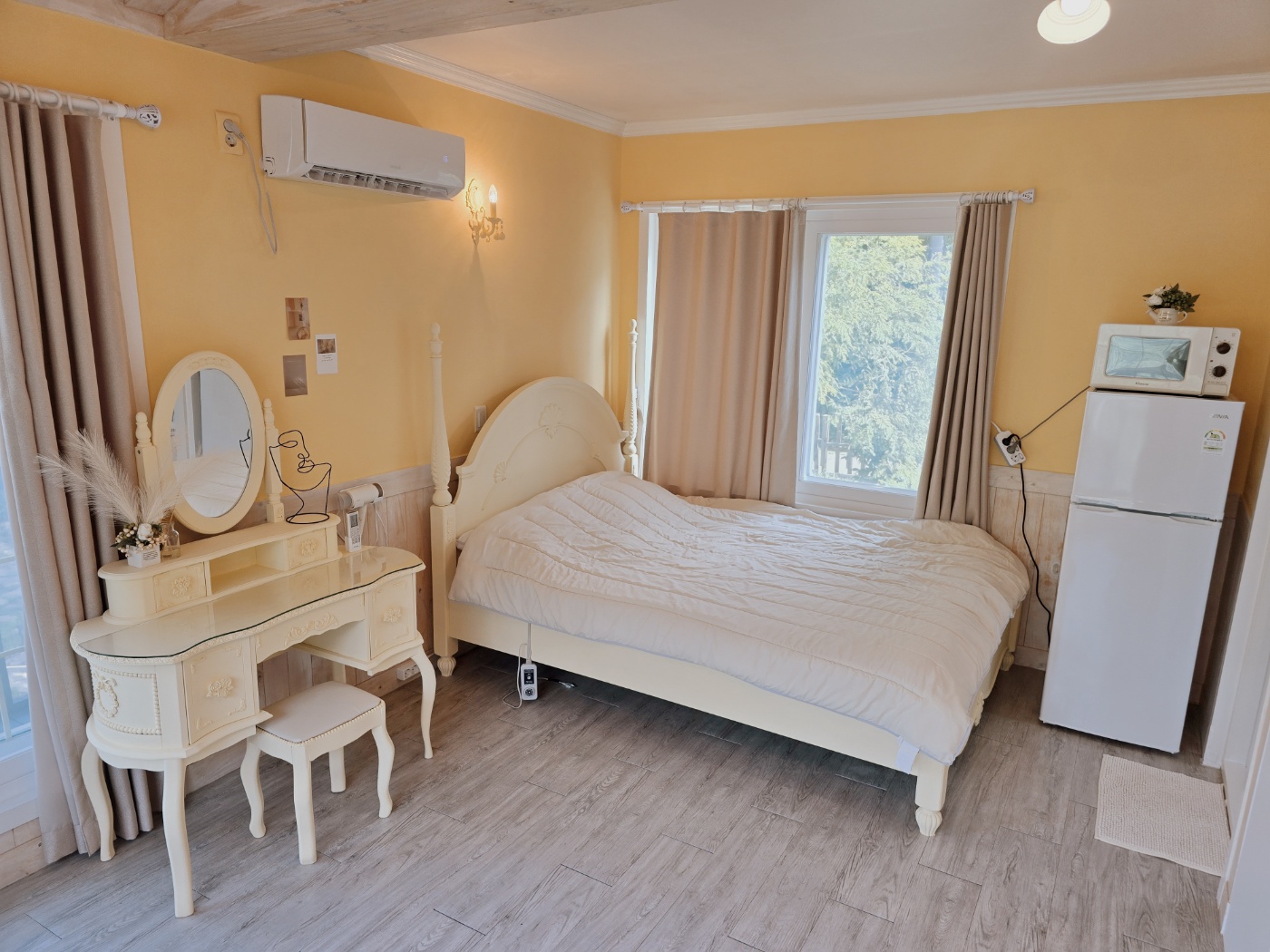 room detail thumbnail 2