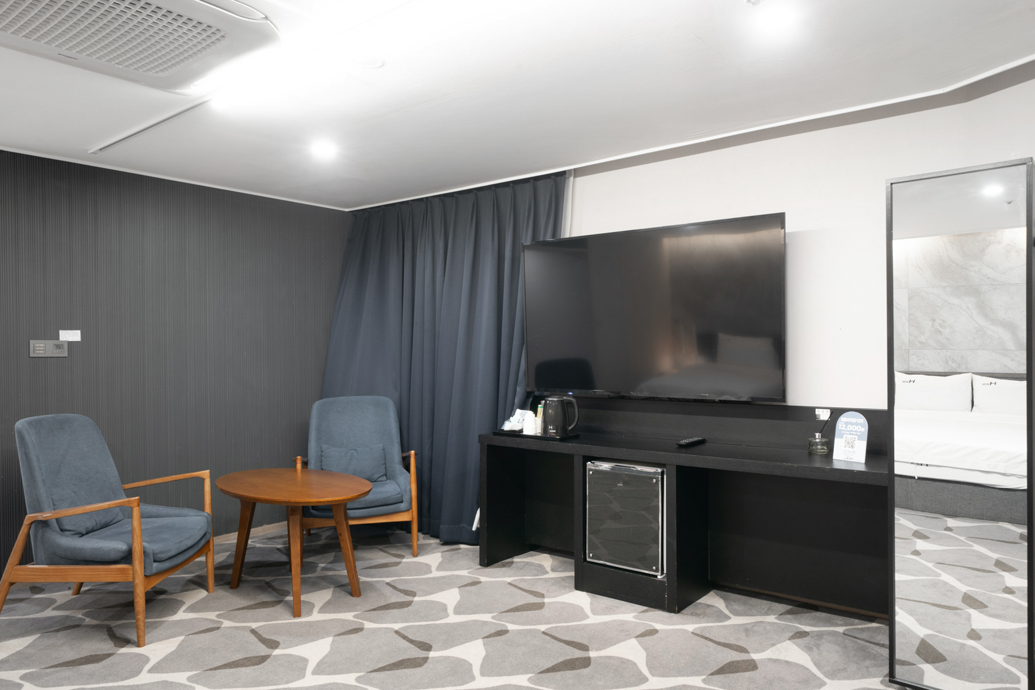 room detail thumbnail 1