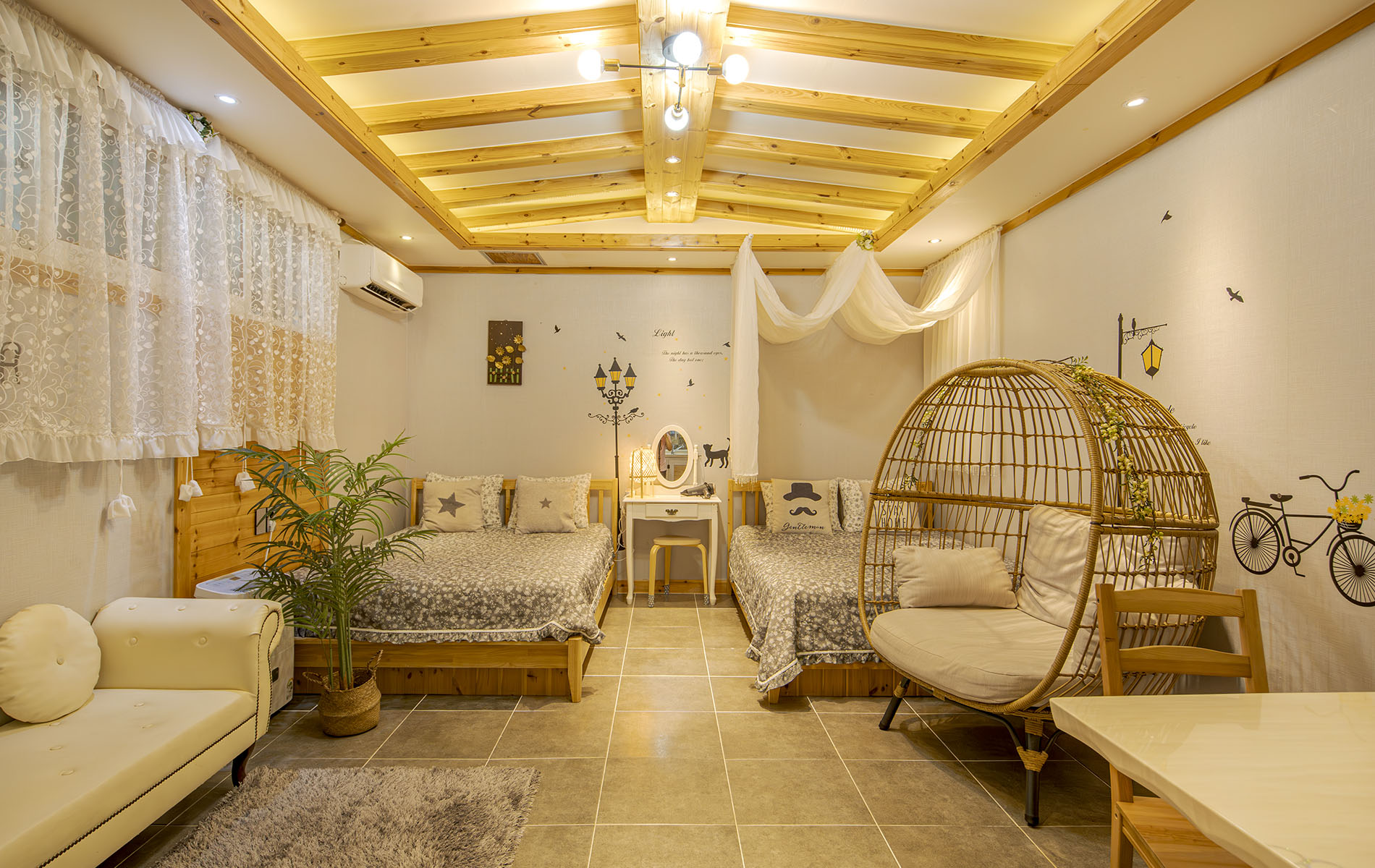 room detail thumbnail 2