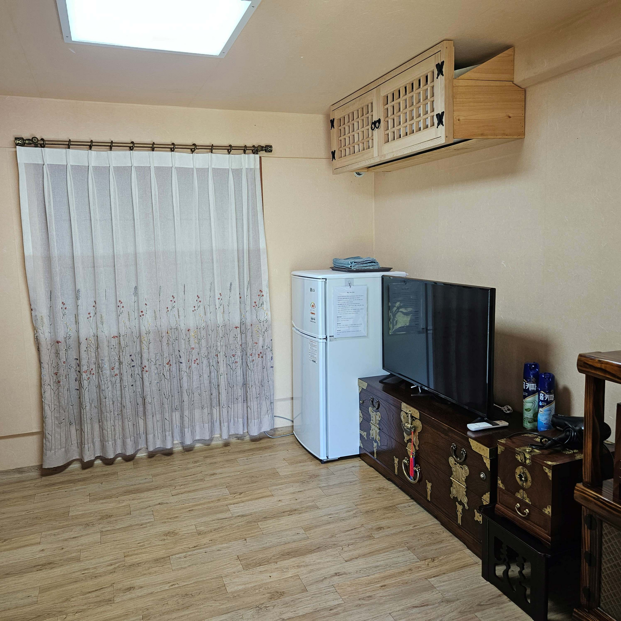 room detail thumbnail 1