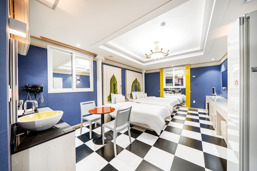 room detail thumbnail 0