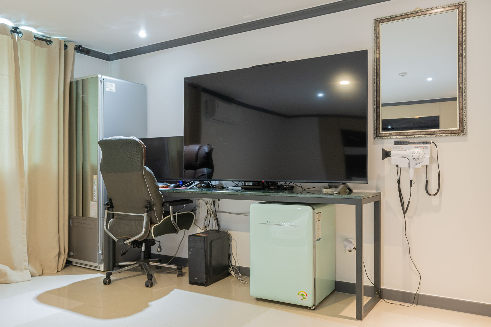 room detail thumbnail 2