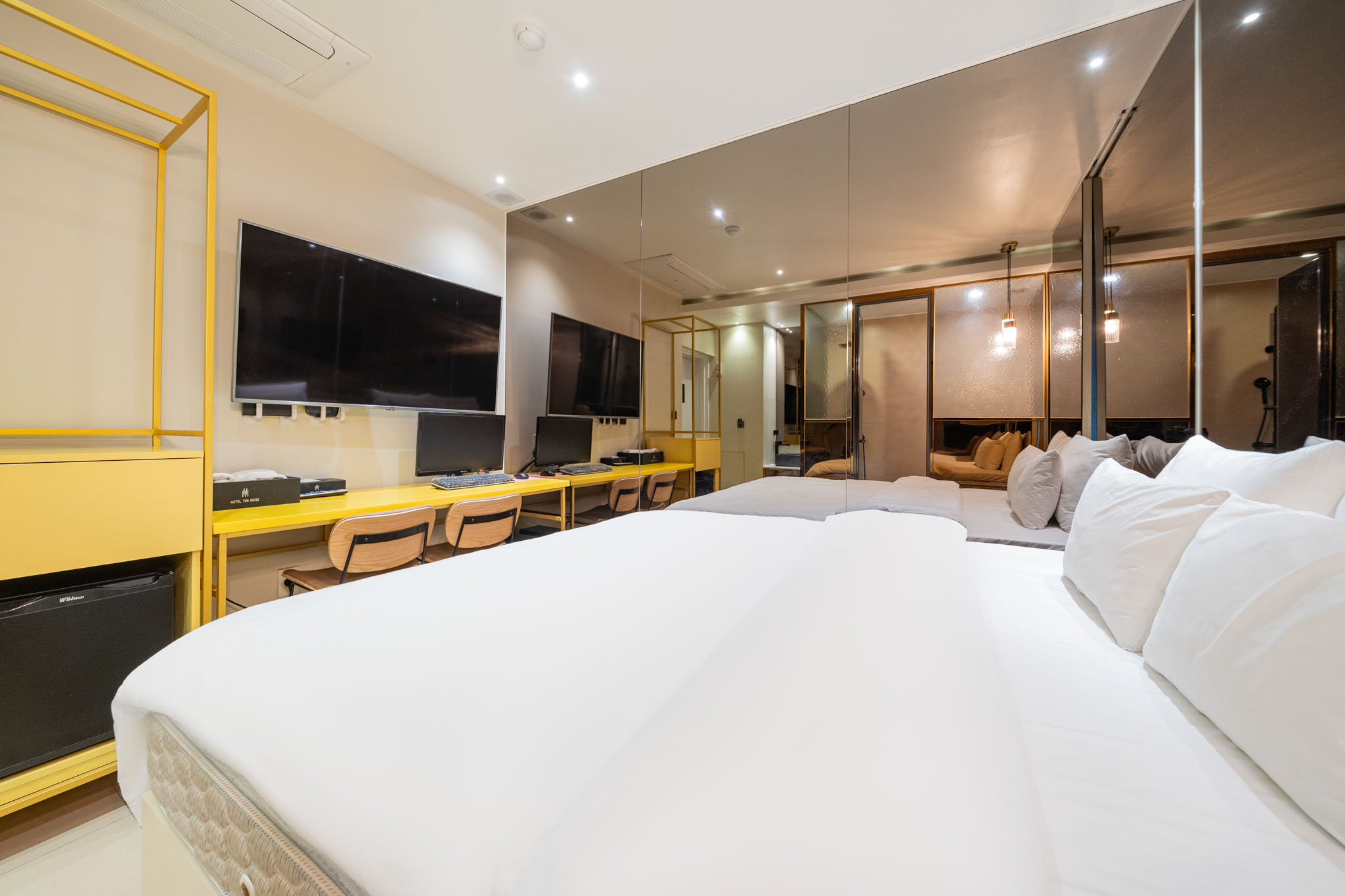 room detail thumbnail 1