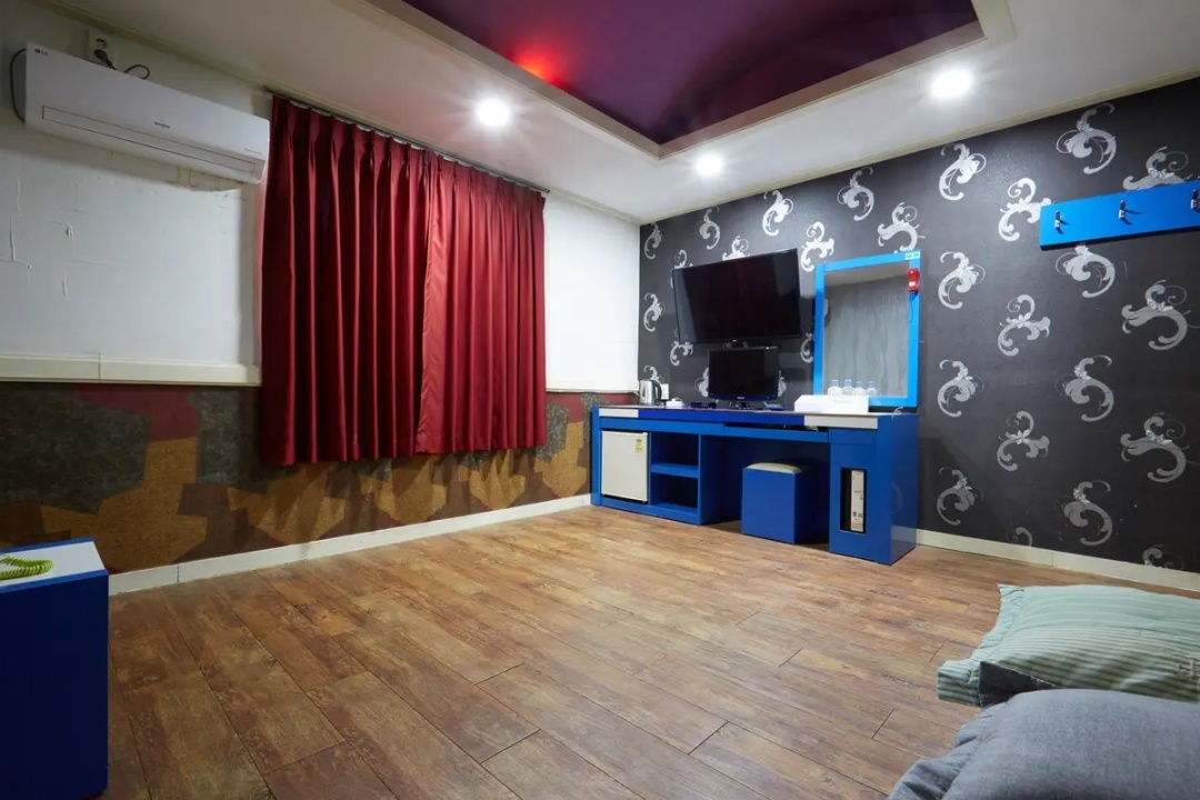 room detail thumbnail 0