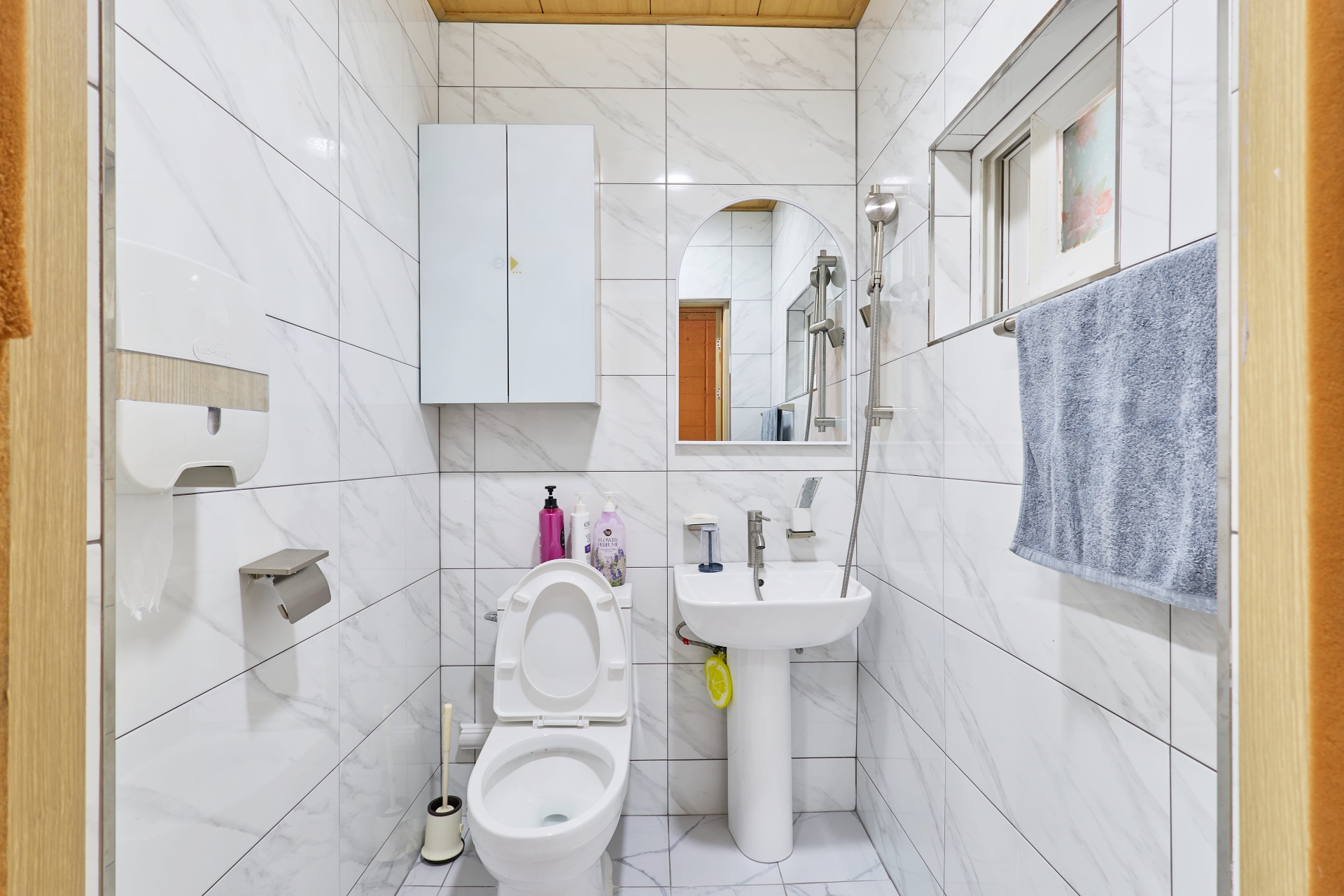 room detail thumbnail 2