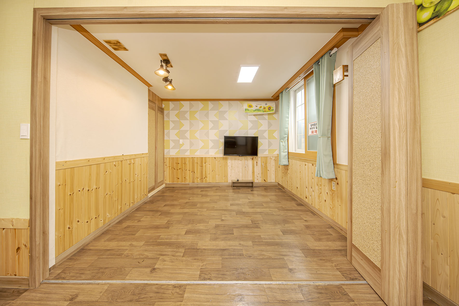 room detail thumbnail 1