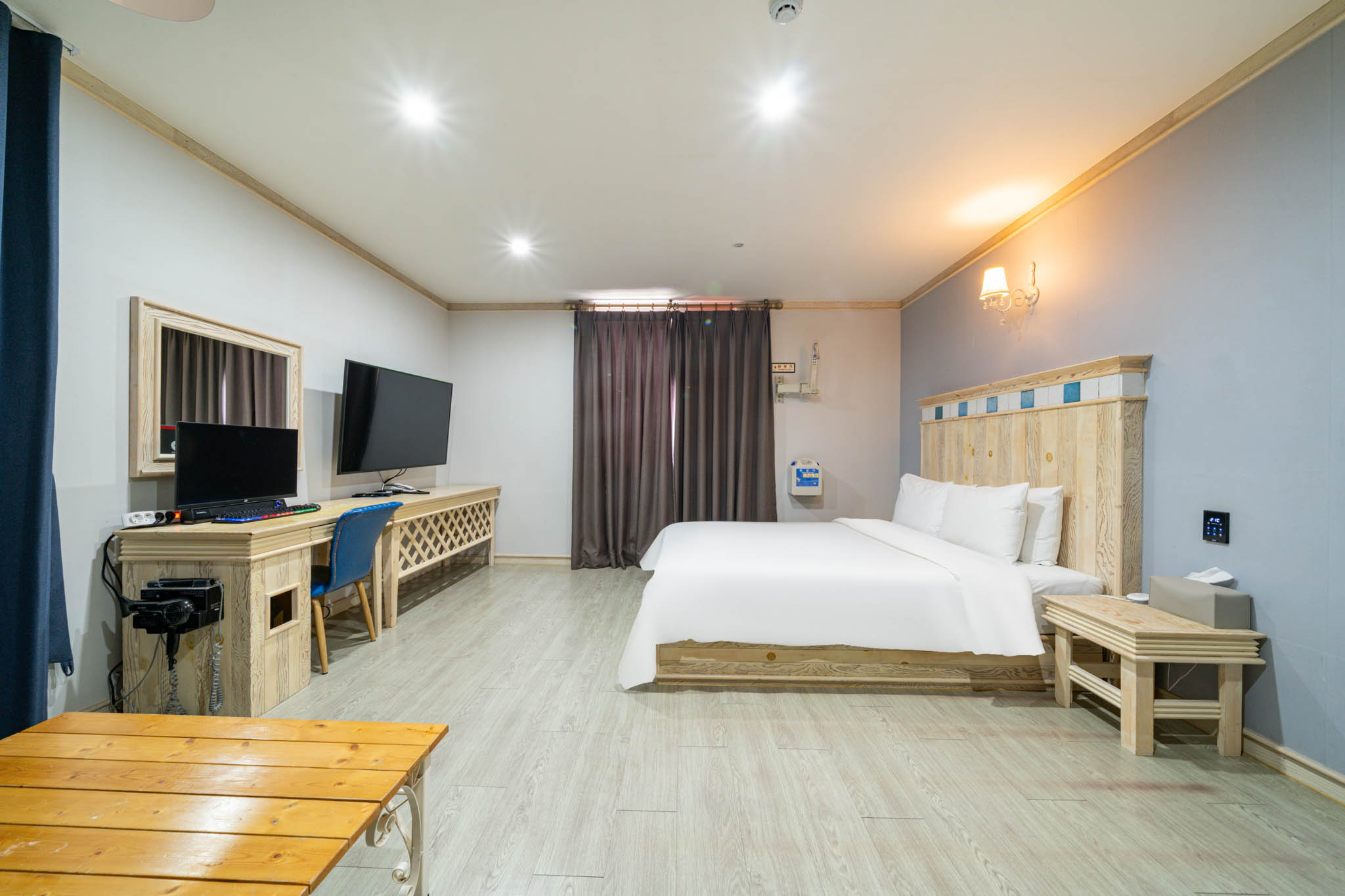 room detail thumbnail 1