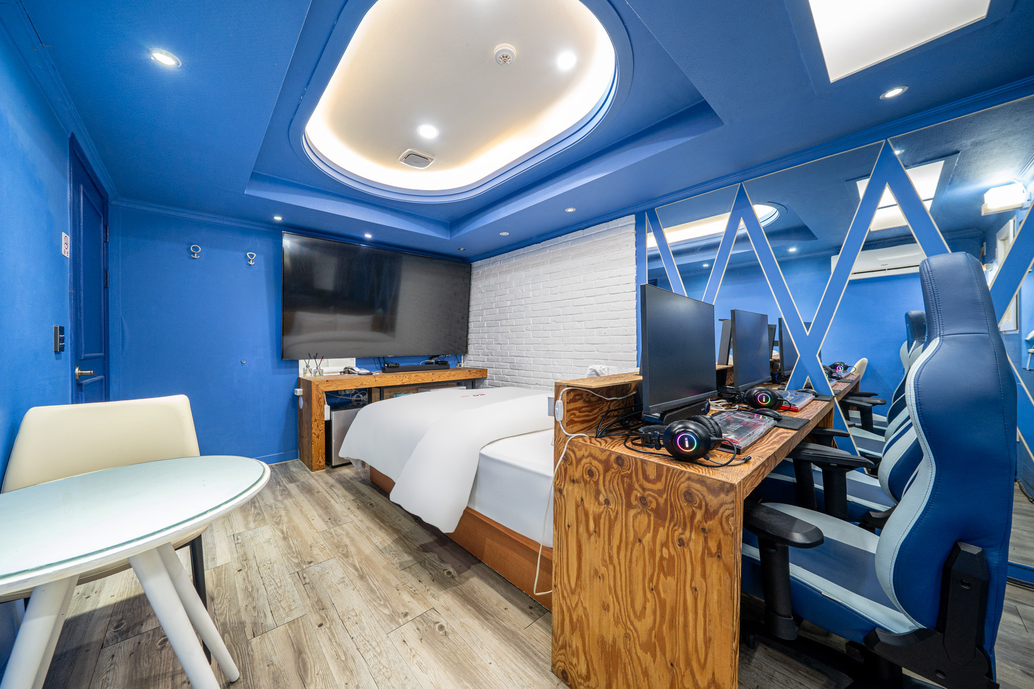 room detail thumbnail 2