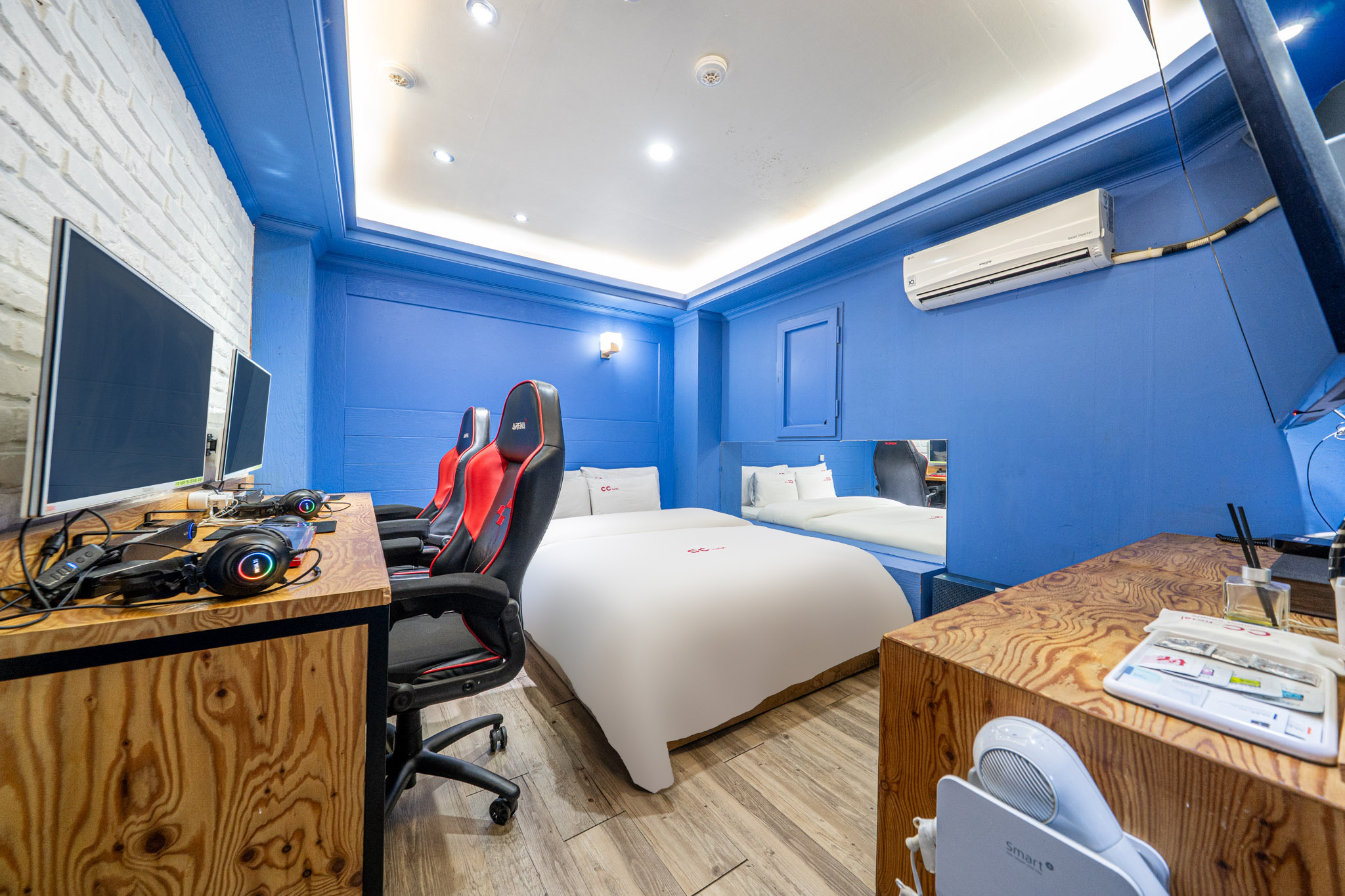 room detail thumbnail 2
