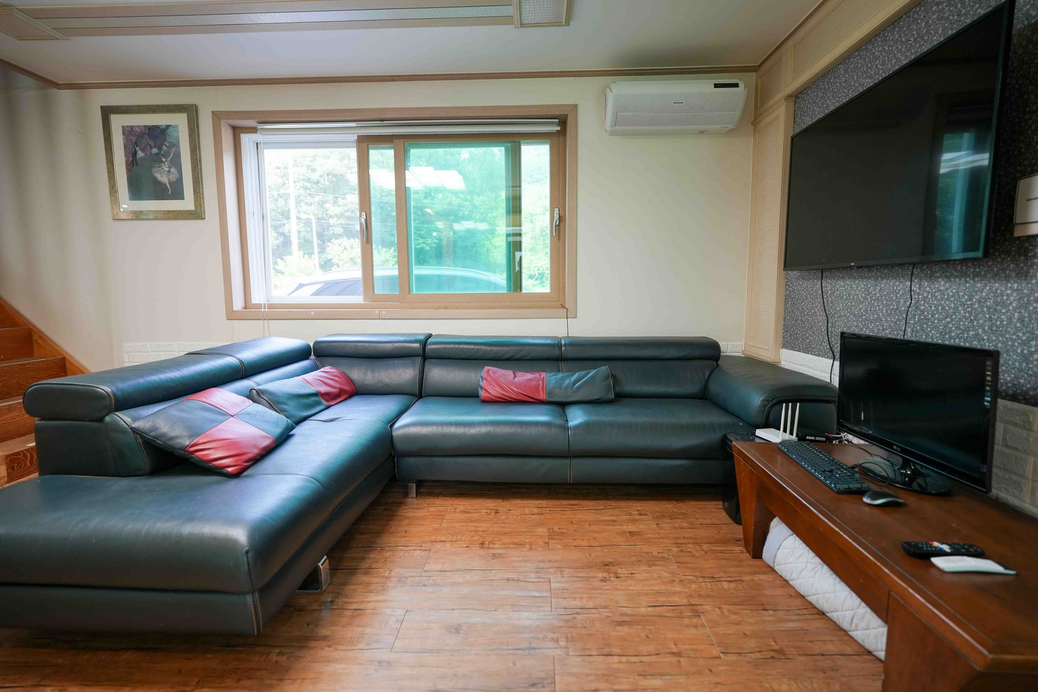 room detail thumbnail 2