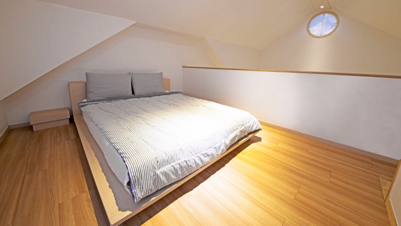 room detail thumbnail 2