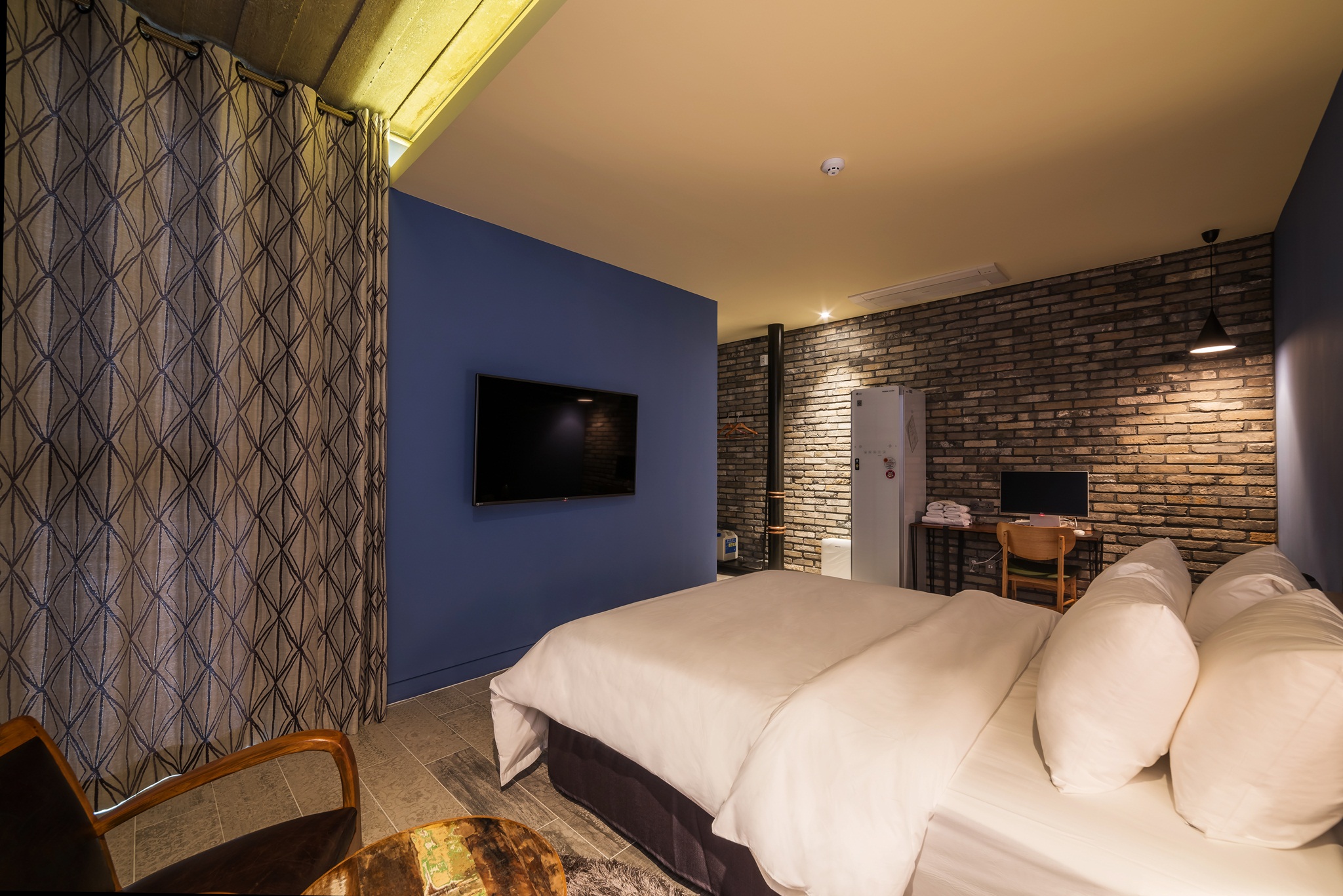 room detail thumbnail 2