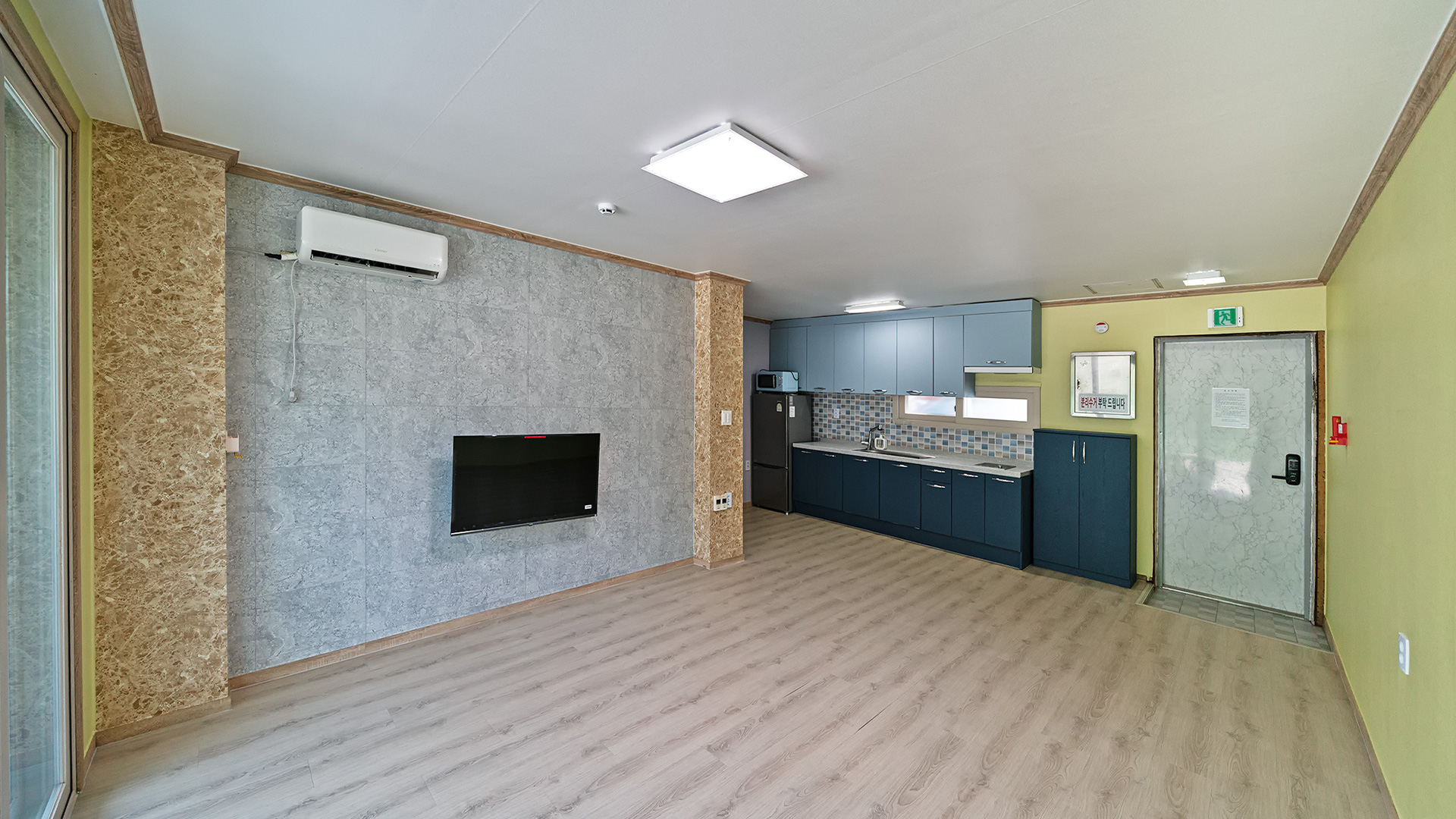 room detail thumbnail 2
