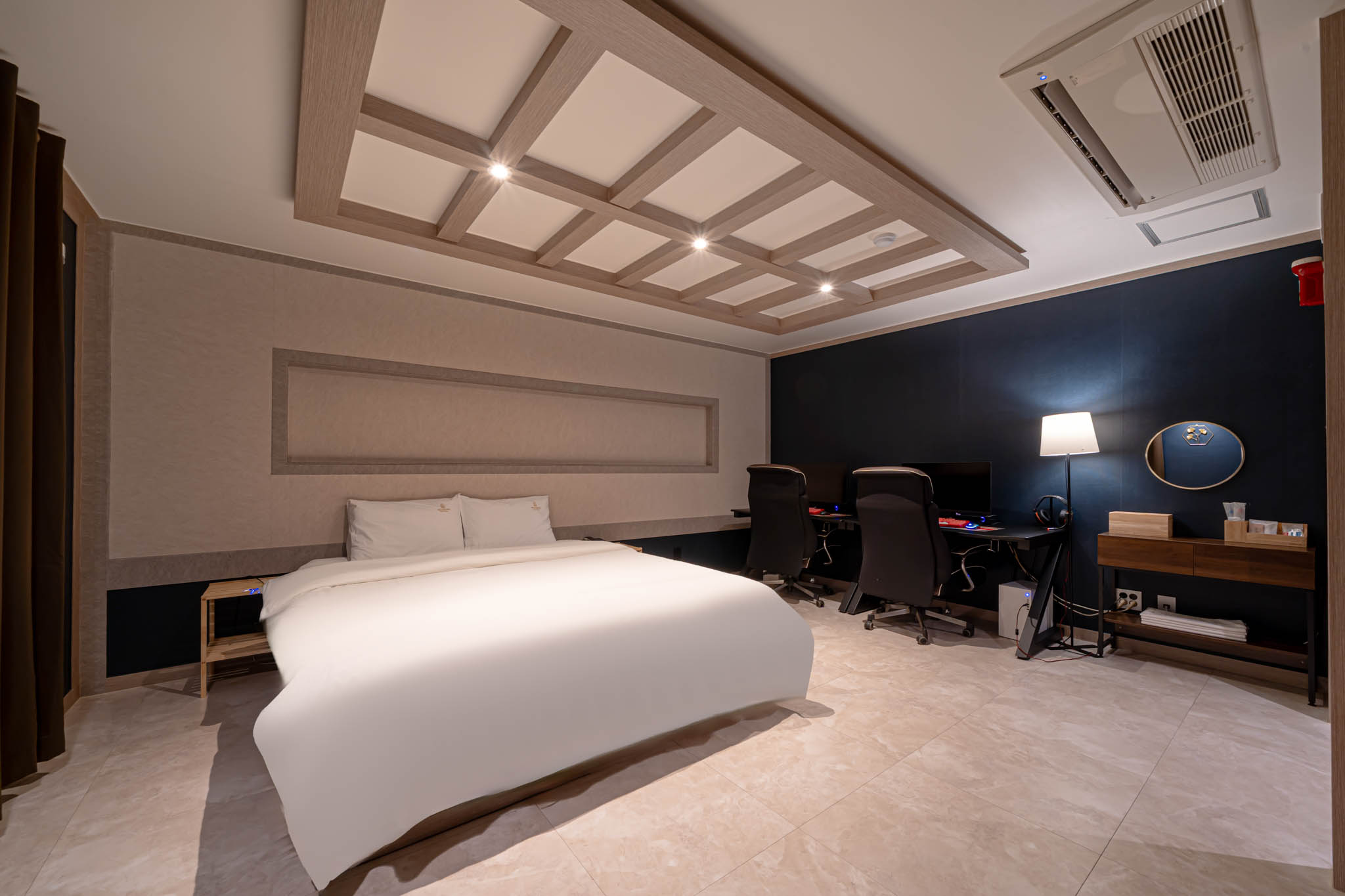 게임룸(CPU I7-8700,1080 ti,16기가 램)(스타일러,넷플릭스(본인계정),유튜브시청)