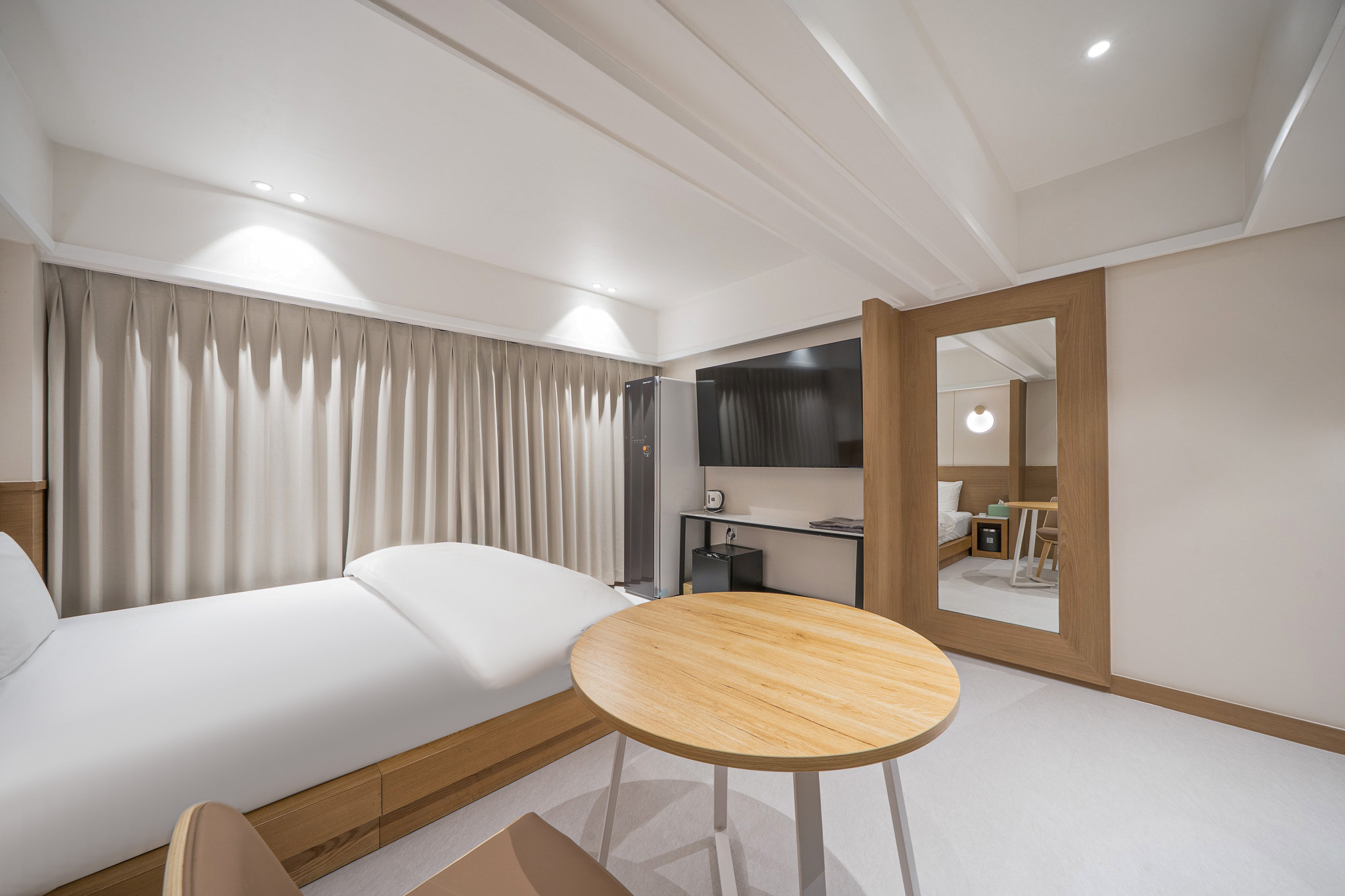 room detail thumbnail 2