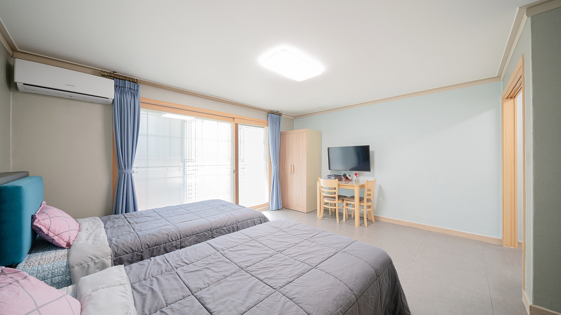 room detail thumbnail 2