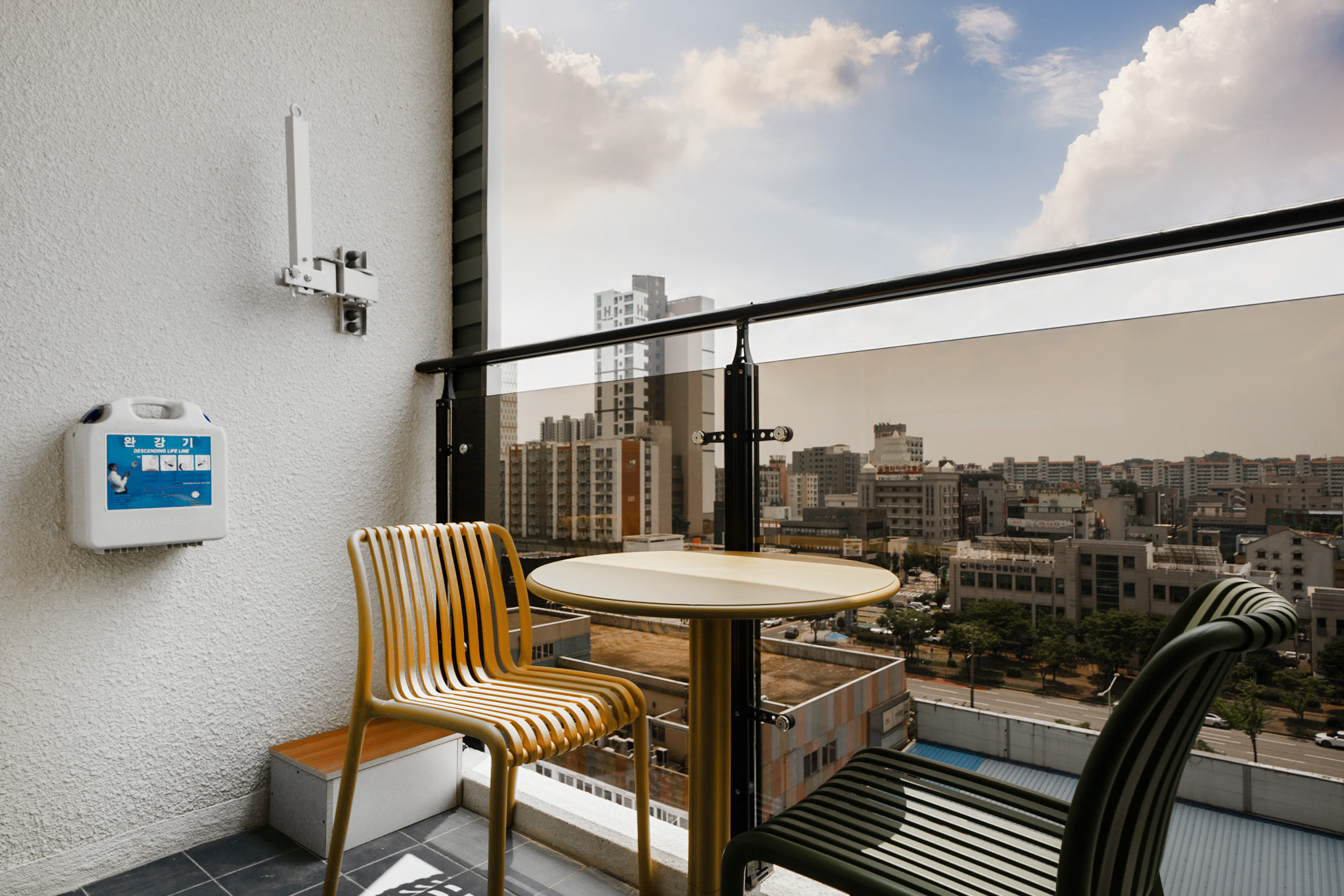 room detail thumbnail 2