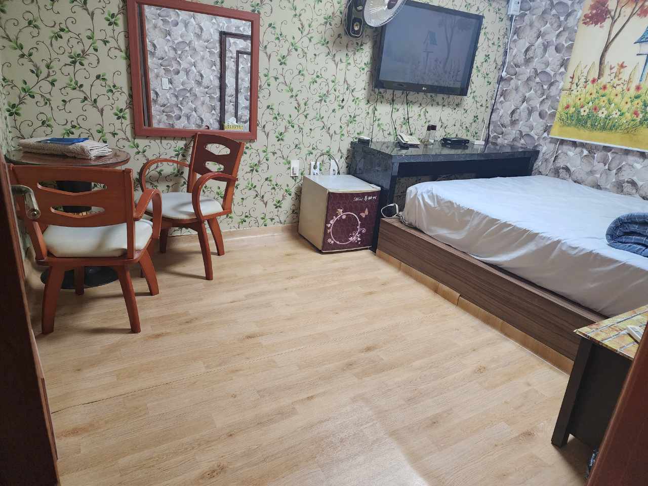 room detail thumbnail 1