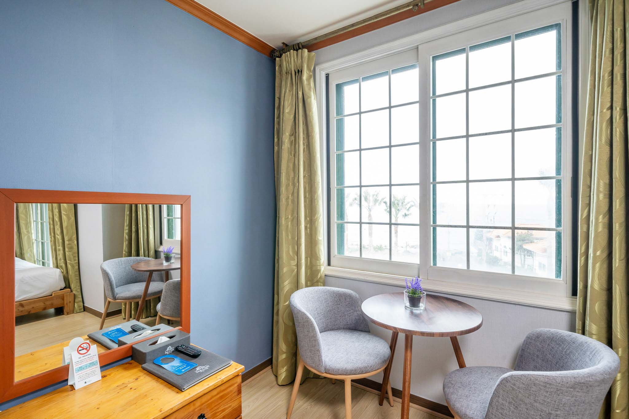 room detail thumbnail 2