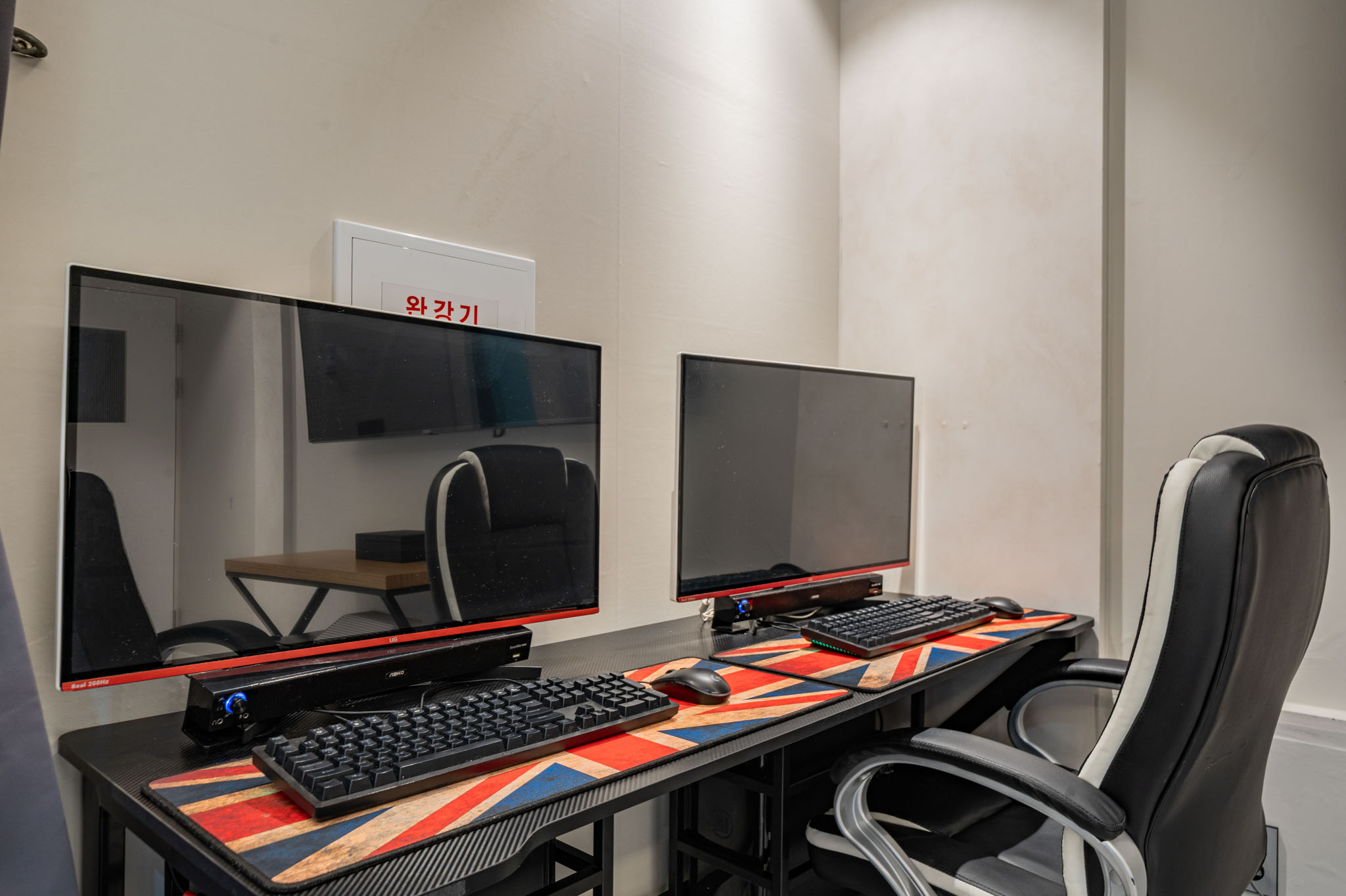 room detail thumbnail 2