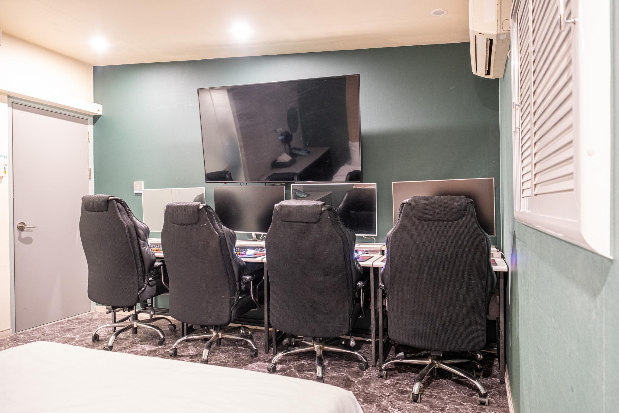 room detail thumbnail 2