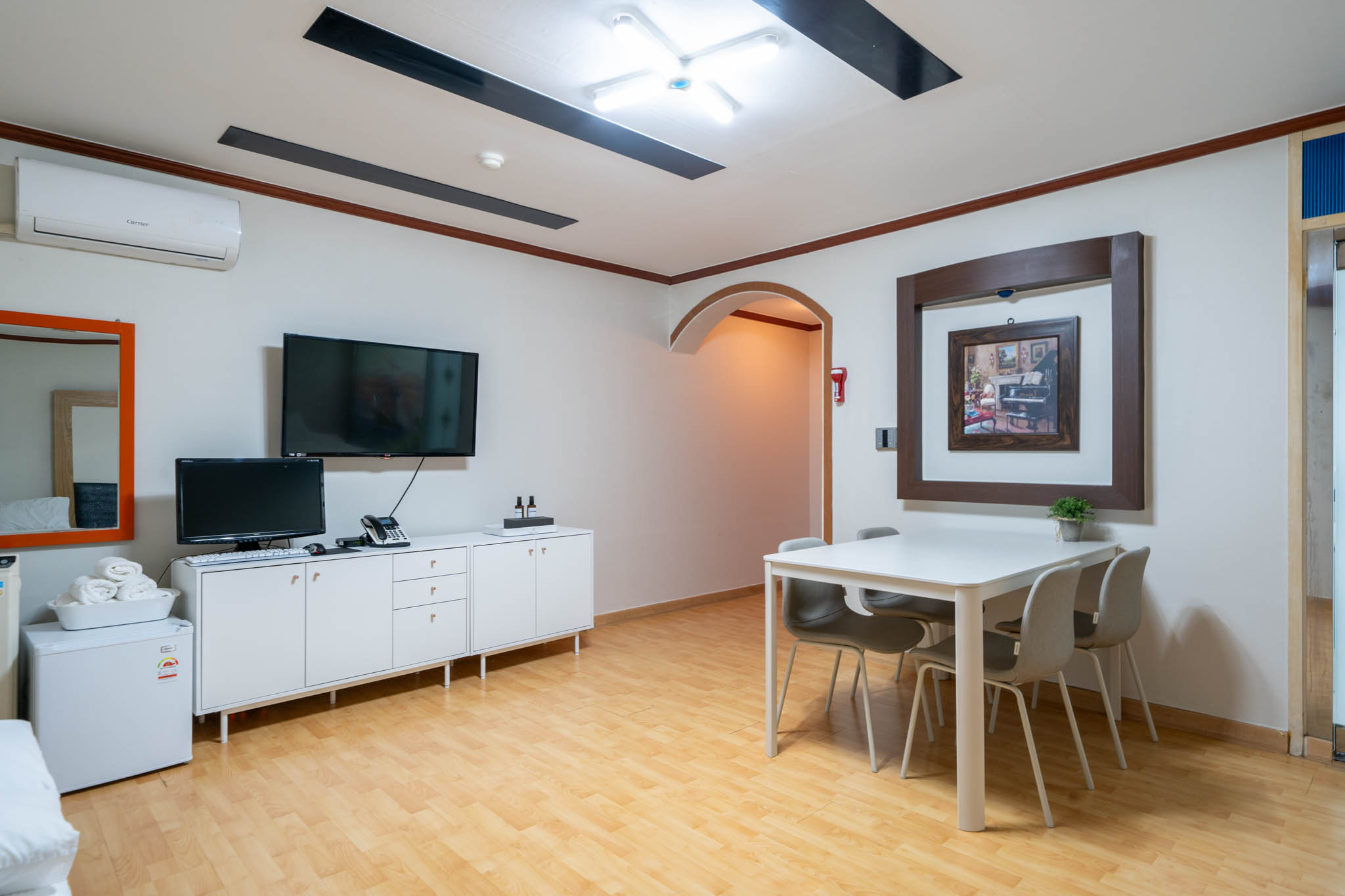 room detail thumbnail 2